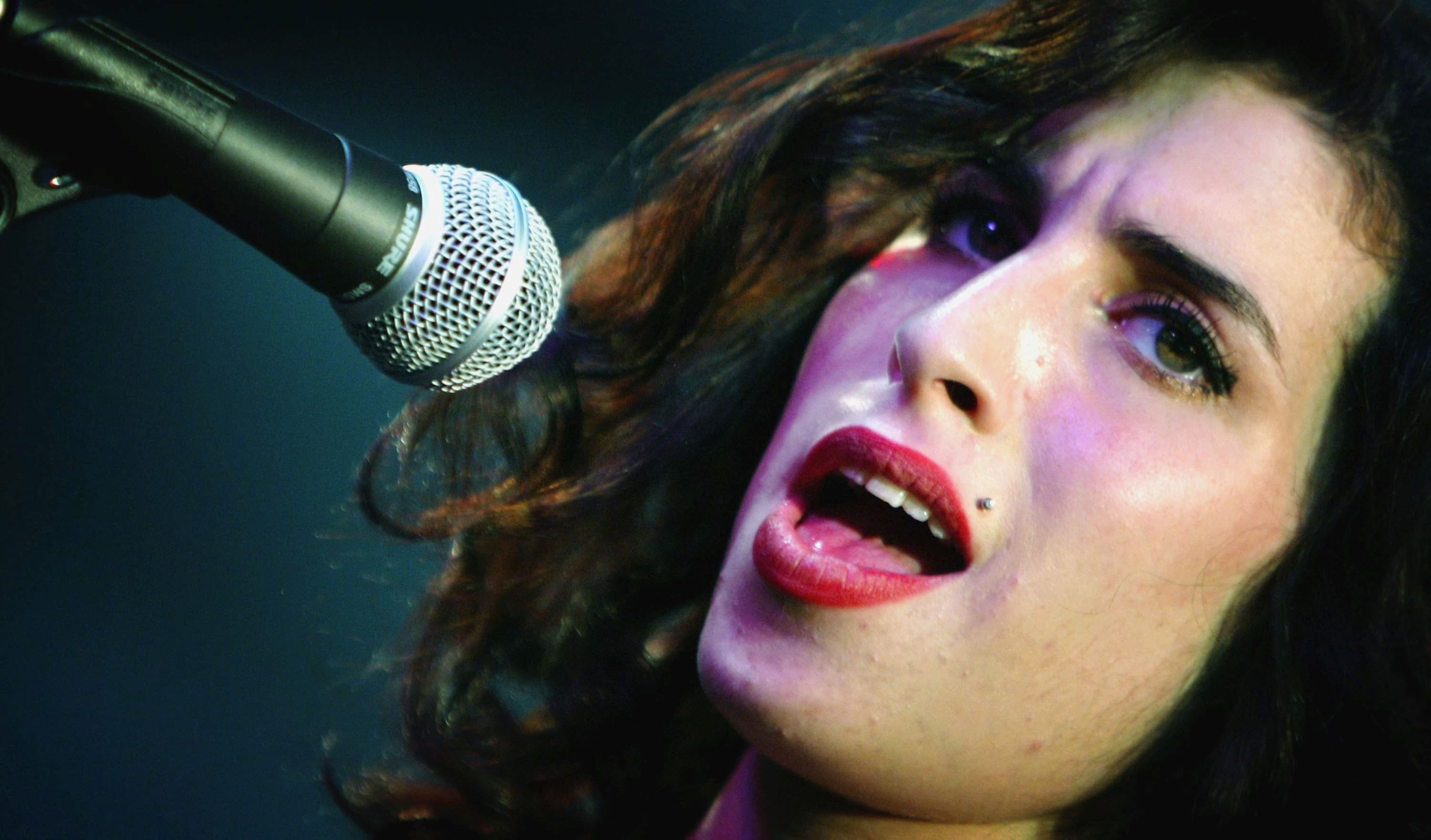 15 gennaio 2004. Amy Winehouse si esibisce dal vivo all’HMV di Oxford Street a Londra