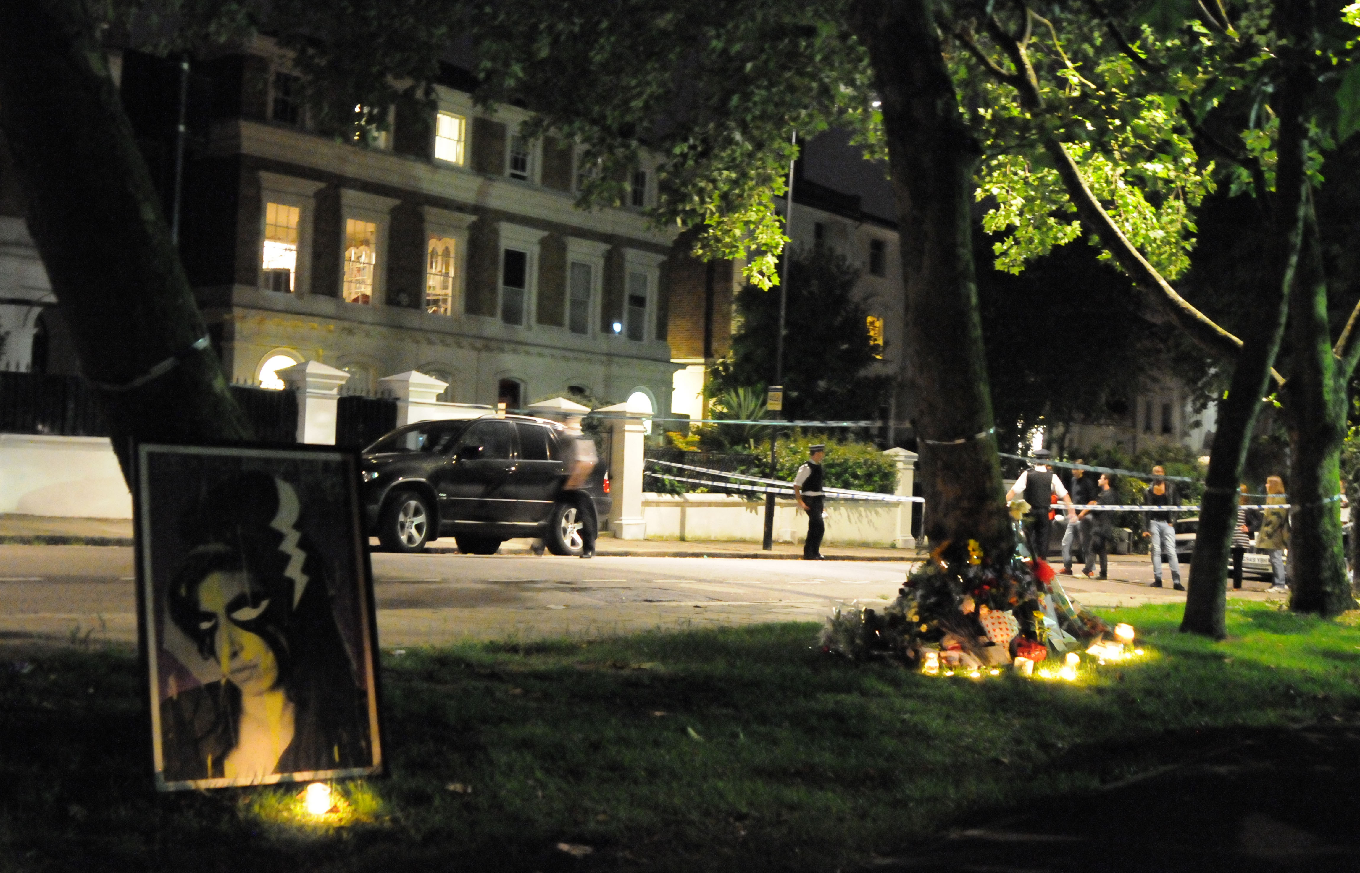 23 luglio 2011. Veglia funebre davanti alla casa di Camden Square in cui Amy Winehouse è stata trovata morta alle 15:53 di quello stesso giorno 