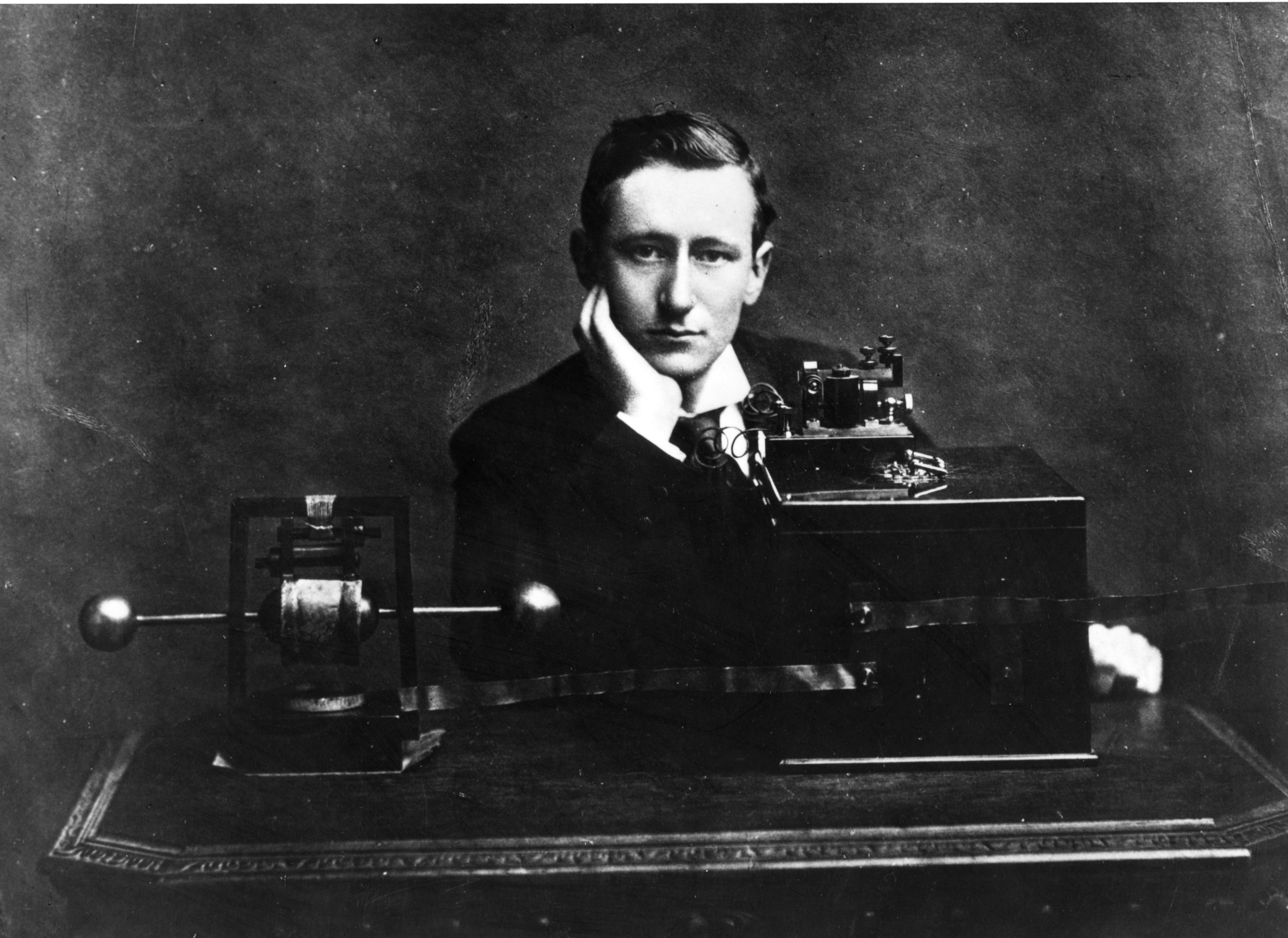 Guglielmo Marconi in una famosa foto con l'apparato wireless che ha trasportato in Inghilterra, dove riesce ad ottenere il 2 giugno 1896 il brevetto