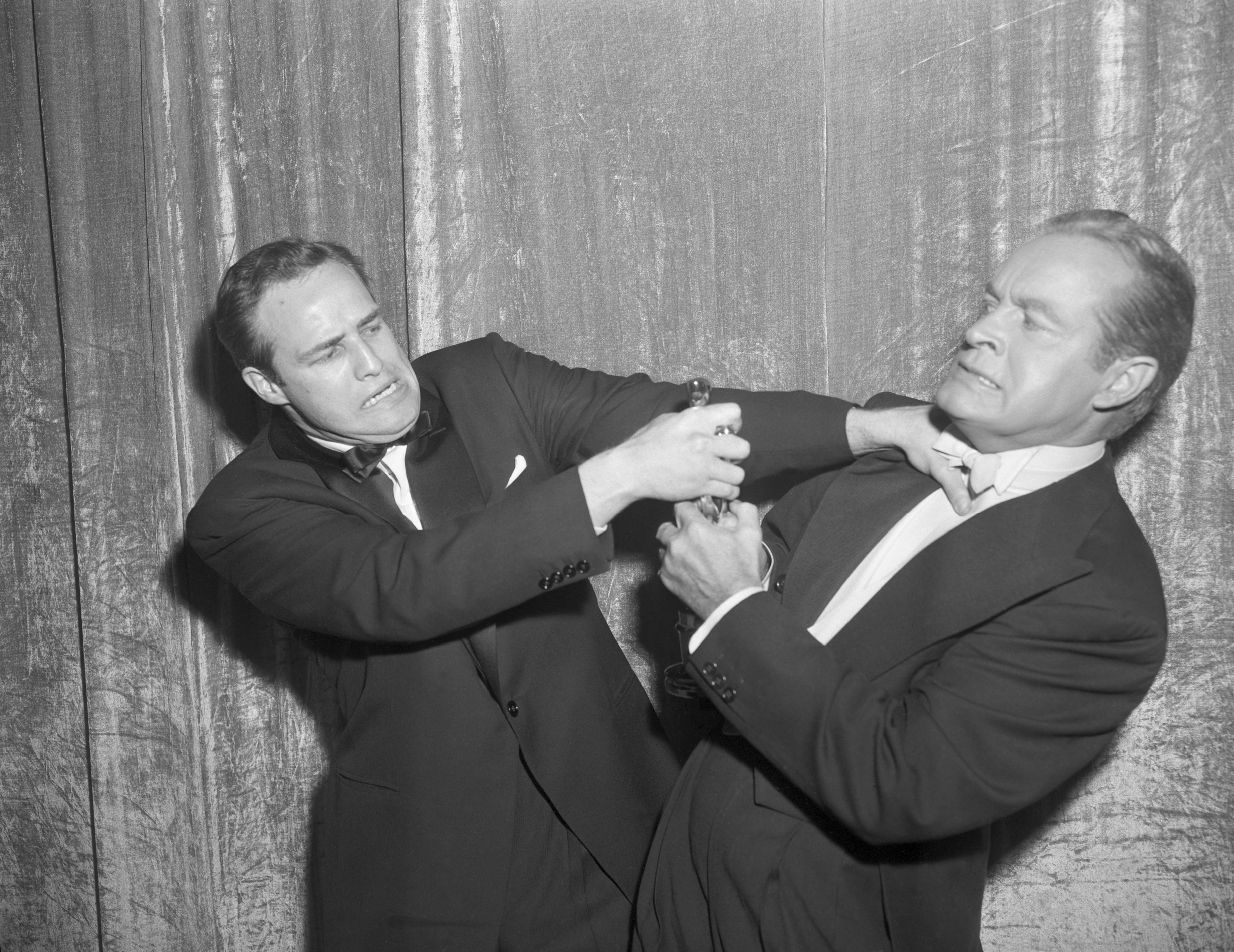 27a Cerimonia degli Oscar: Marlon Brando scherza con l'attore Bob Hope nel 1955