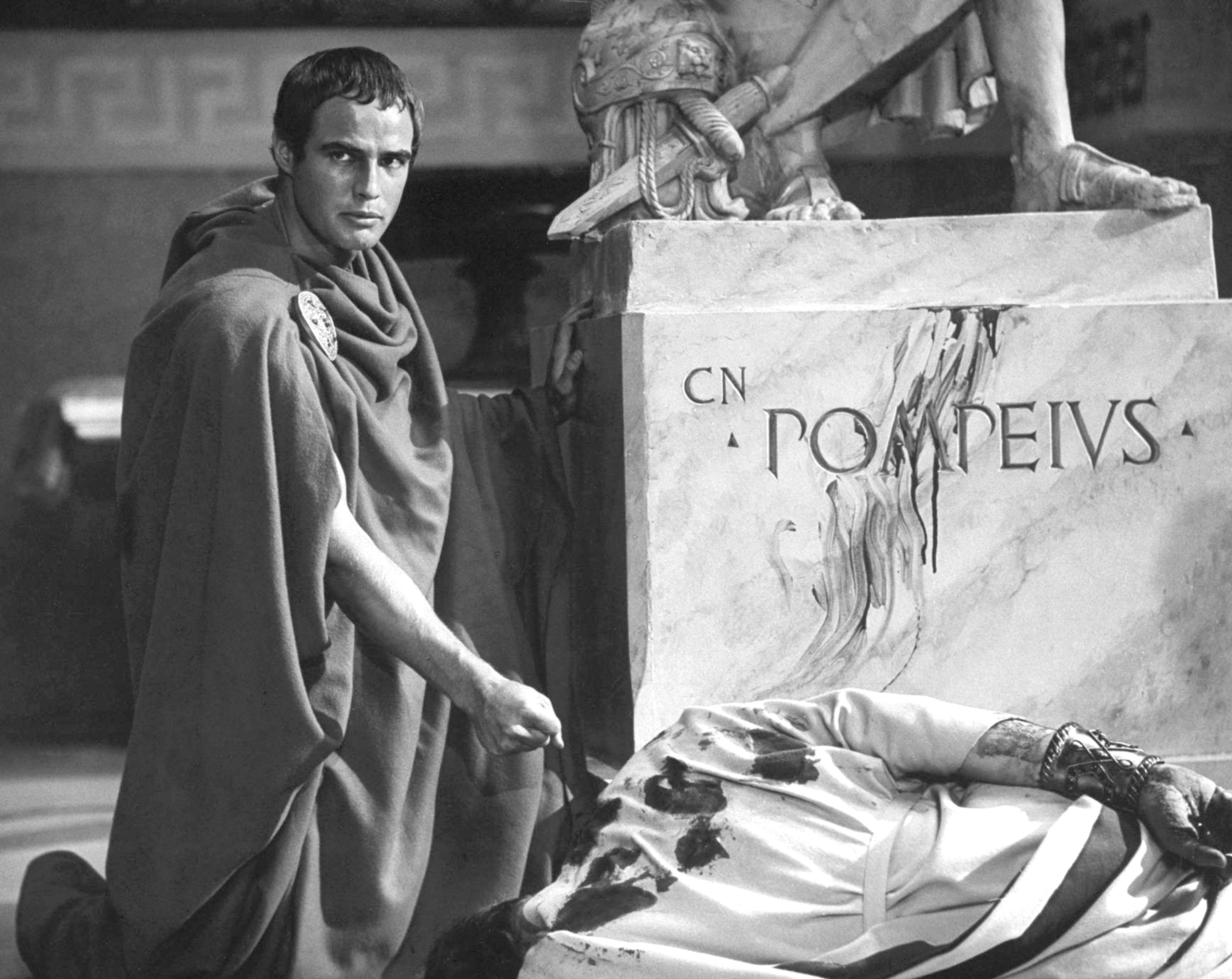 Brando sul set del film "Giulio Cesare" (1953), tratto dall'opera di William Shakespeare e diretto da Joseph L. Mankiewicz