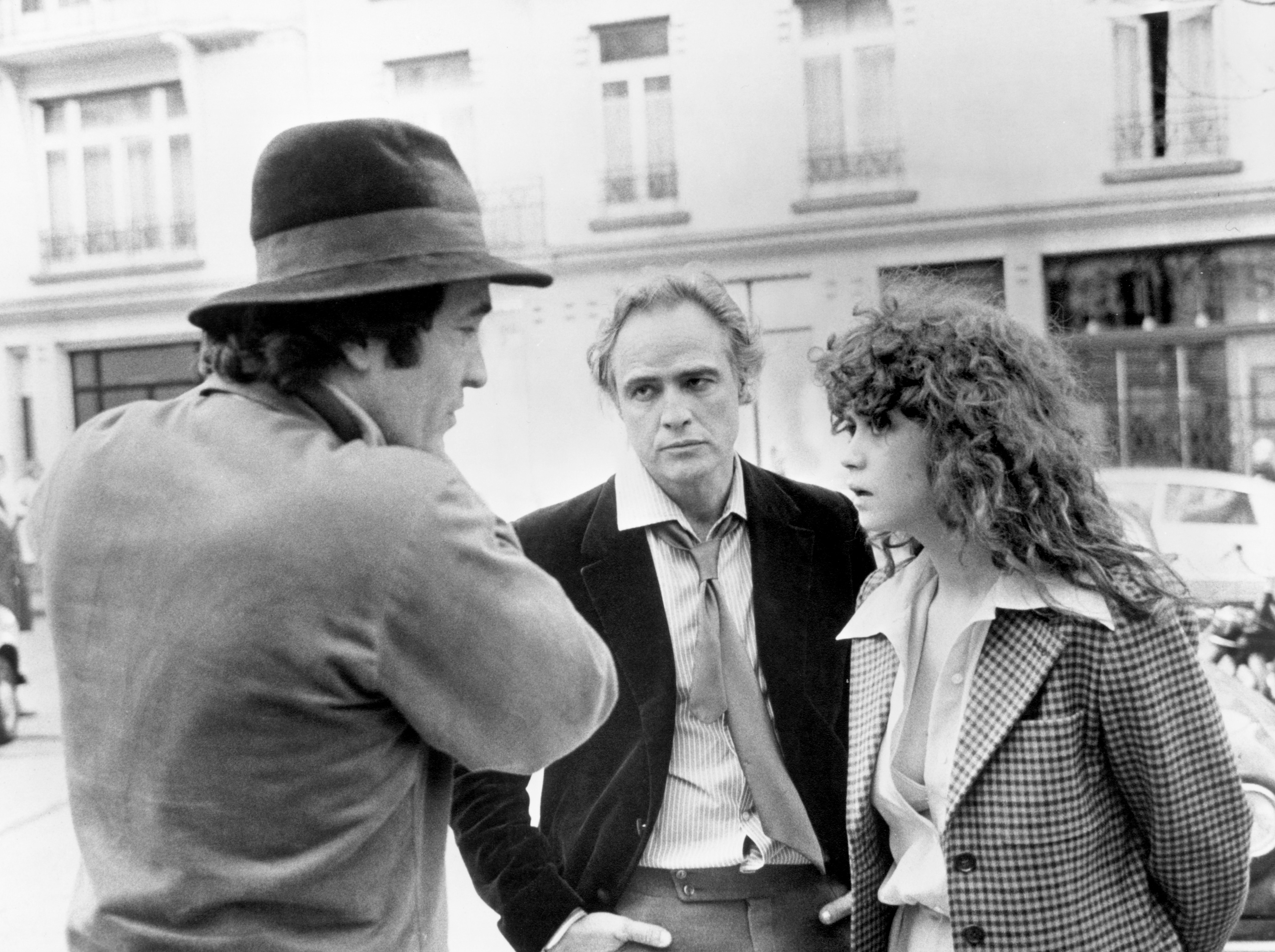 Sul set di "Ultimo tango a Parigi": Brando con il regista Bernardo Bertolucci e l'attrice Maria Schneider nel 1972