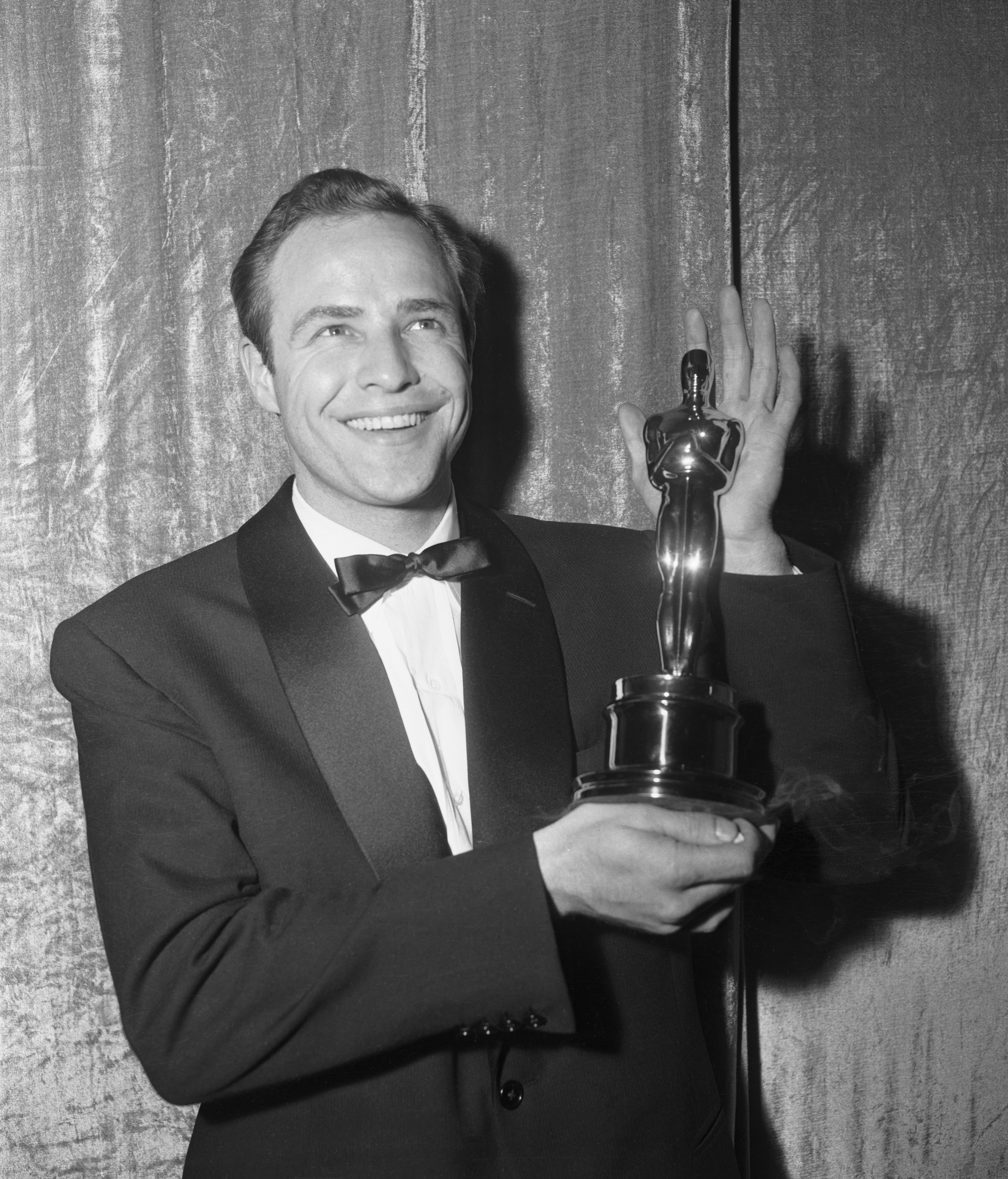 Brando con il primo Oscar della sua carriera, vinto per l'interpretazione di Terry Malloy in "Fronte del porto" del 1954