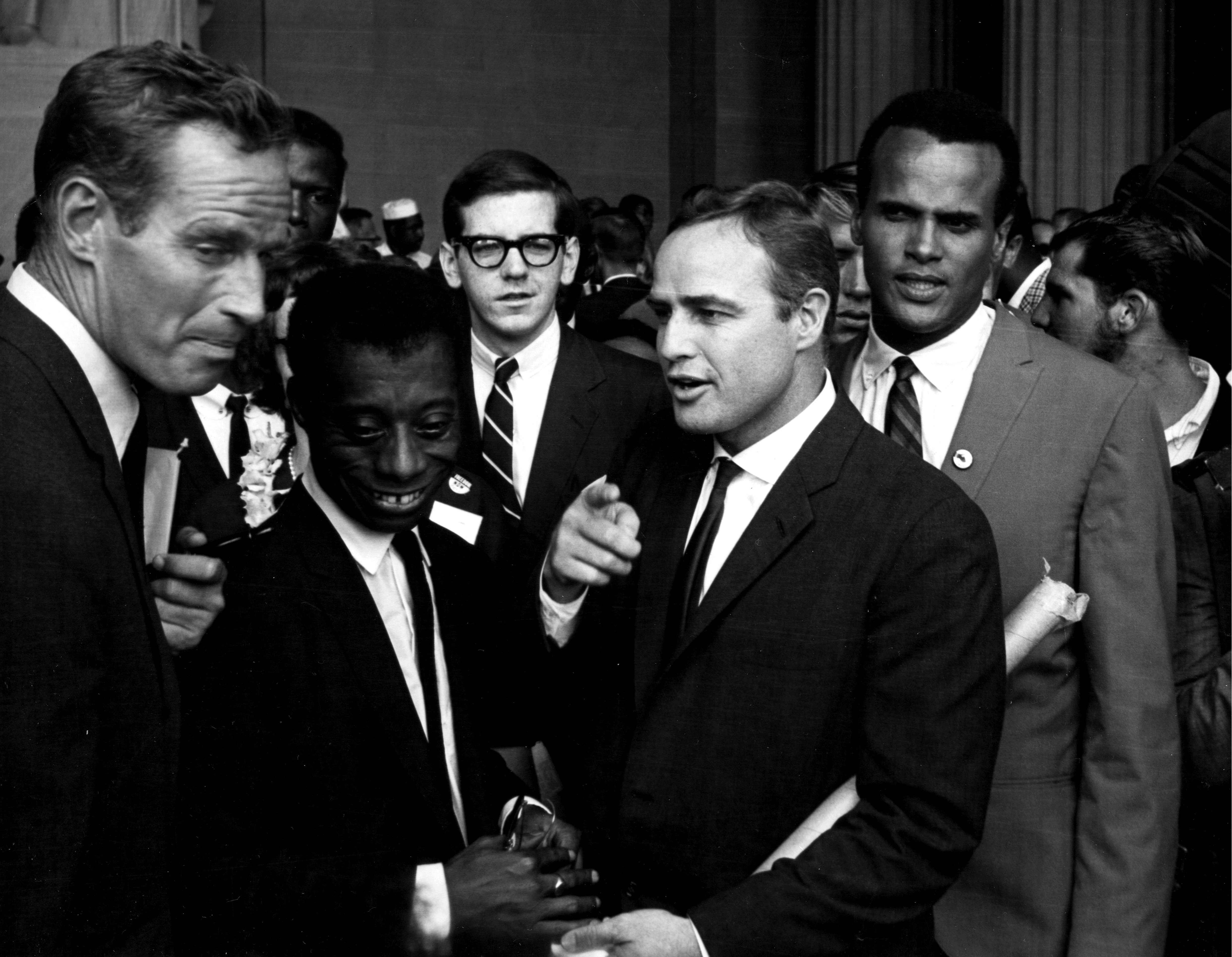 Charleton Heston (a sinistra), il cantante Harry Belafonte (a destra), lo scrittore James Baldwin (al centro) discutono con Marlon Brando al Lincoln Memorial durante la "Marcia su Washington per il Lavoro e la Libertà", che si è svolta a Washington nell'agosto del 1963 