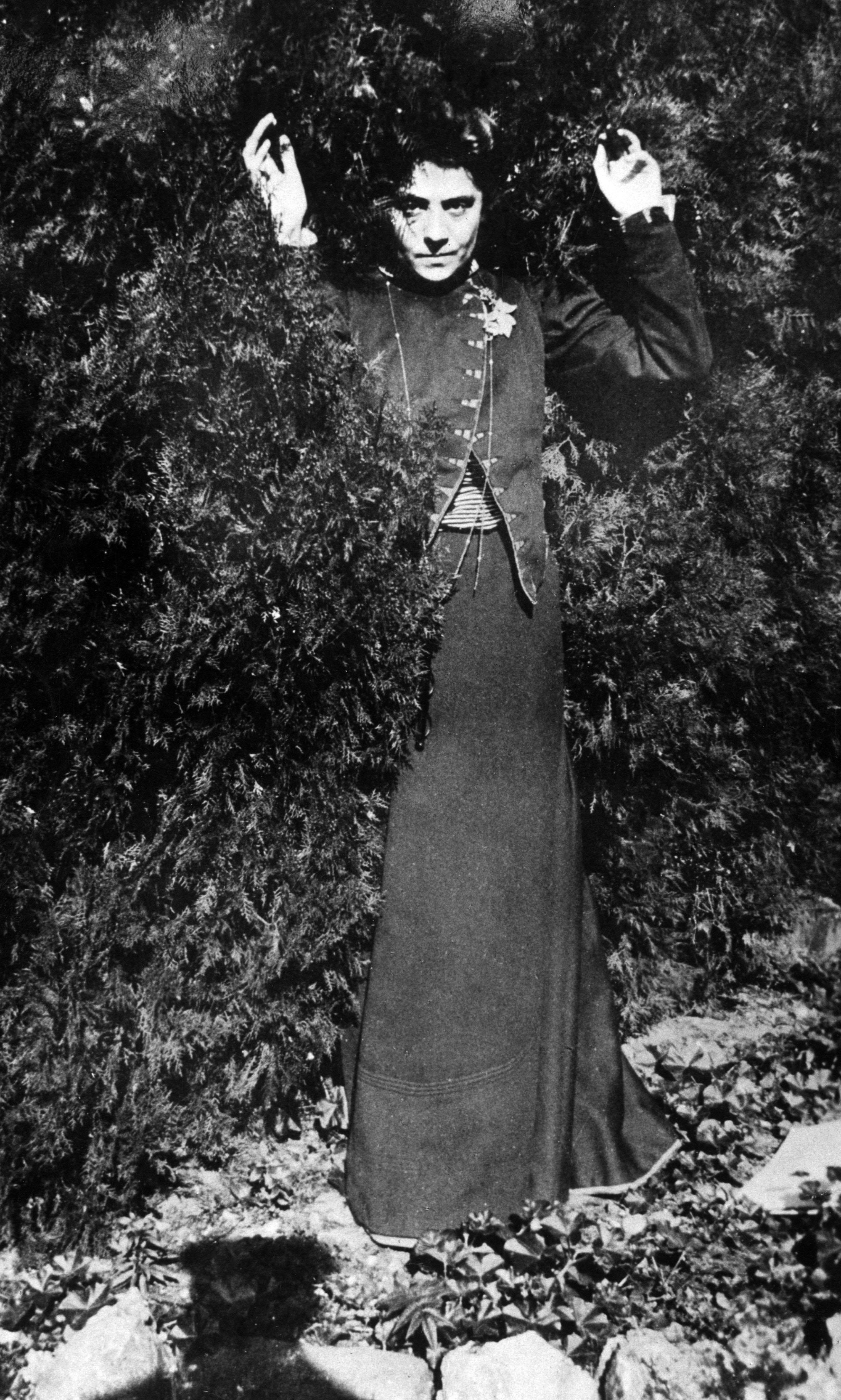 Eleonora Duse posa per uno scatto di Gabriele D'Annunzio, 1890