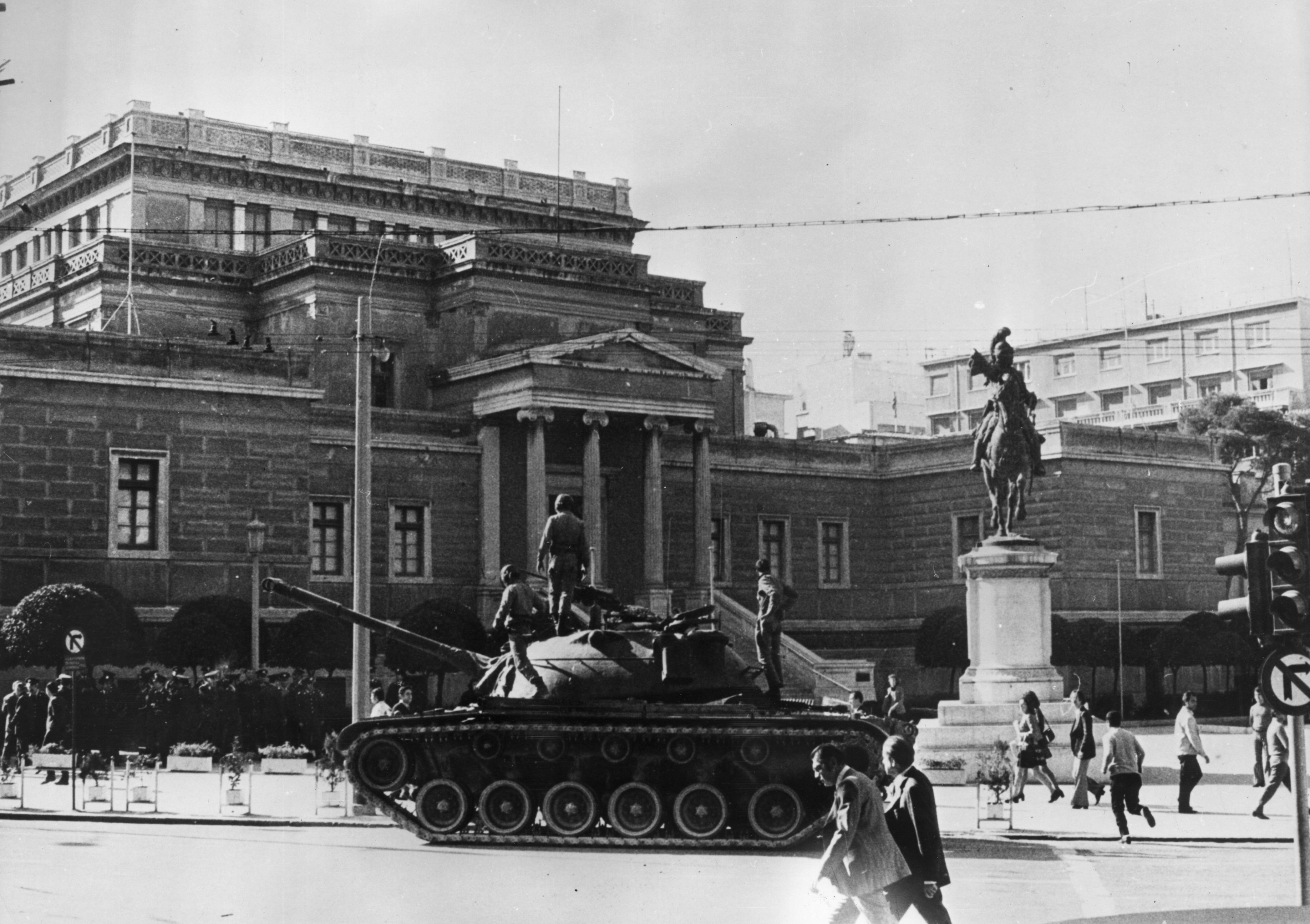 Carro armato in piazza novembre 1973 Atene