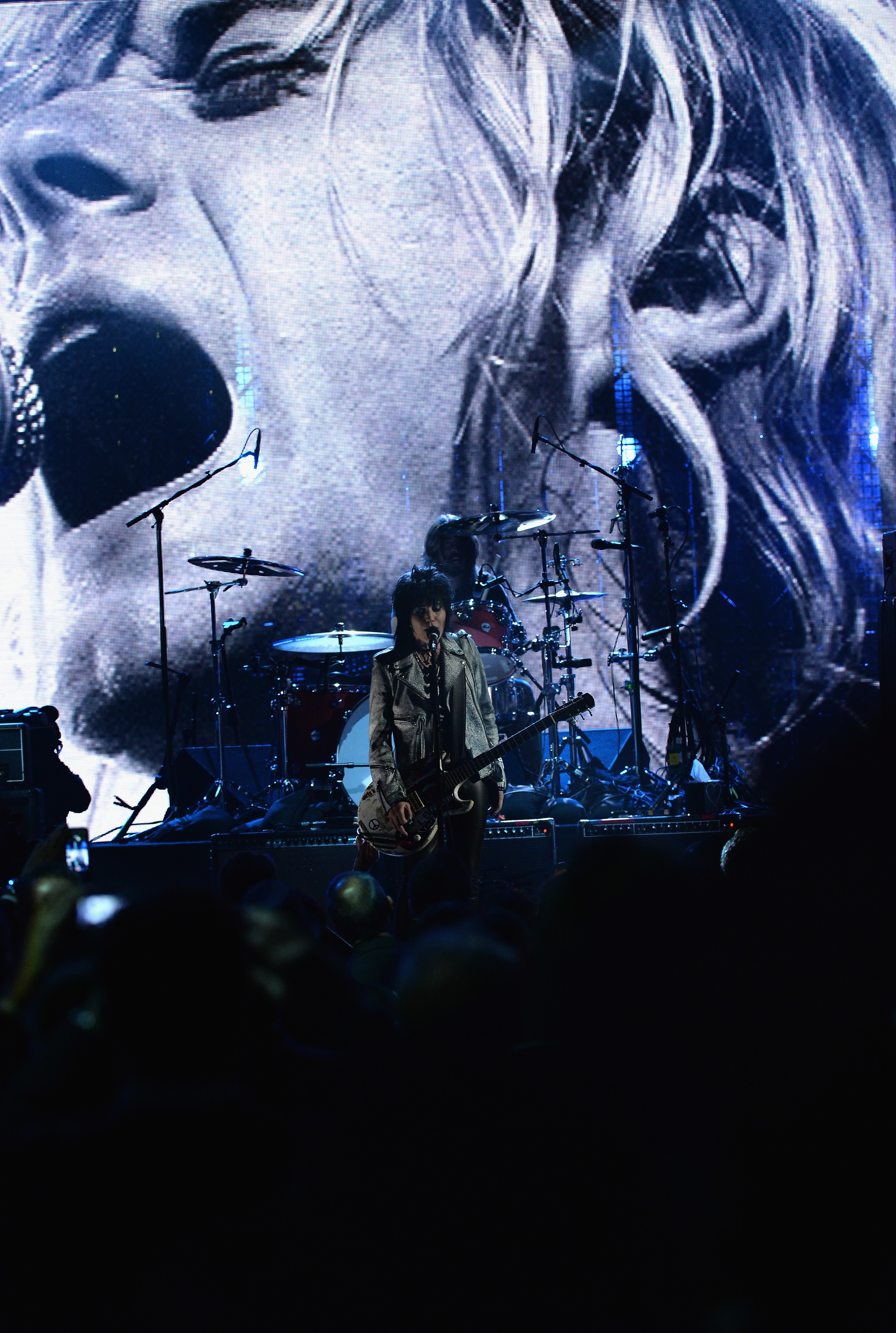 New York, aprile 2014. Joan Jett e Dave Grohl, batterista dei Nirvana, suonano un omaggio a Kurt Cobain durante la cerimonia d'ingresso dei Nirvana alla Rock And Roll Hall Of Fame 