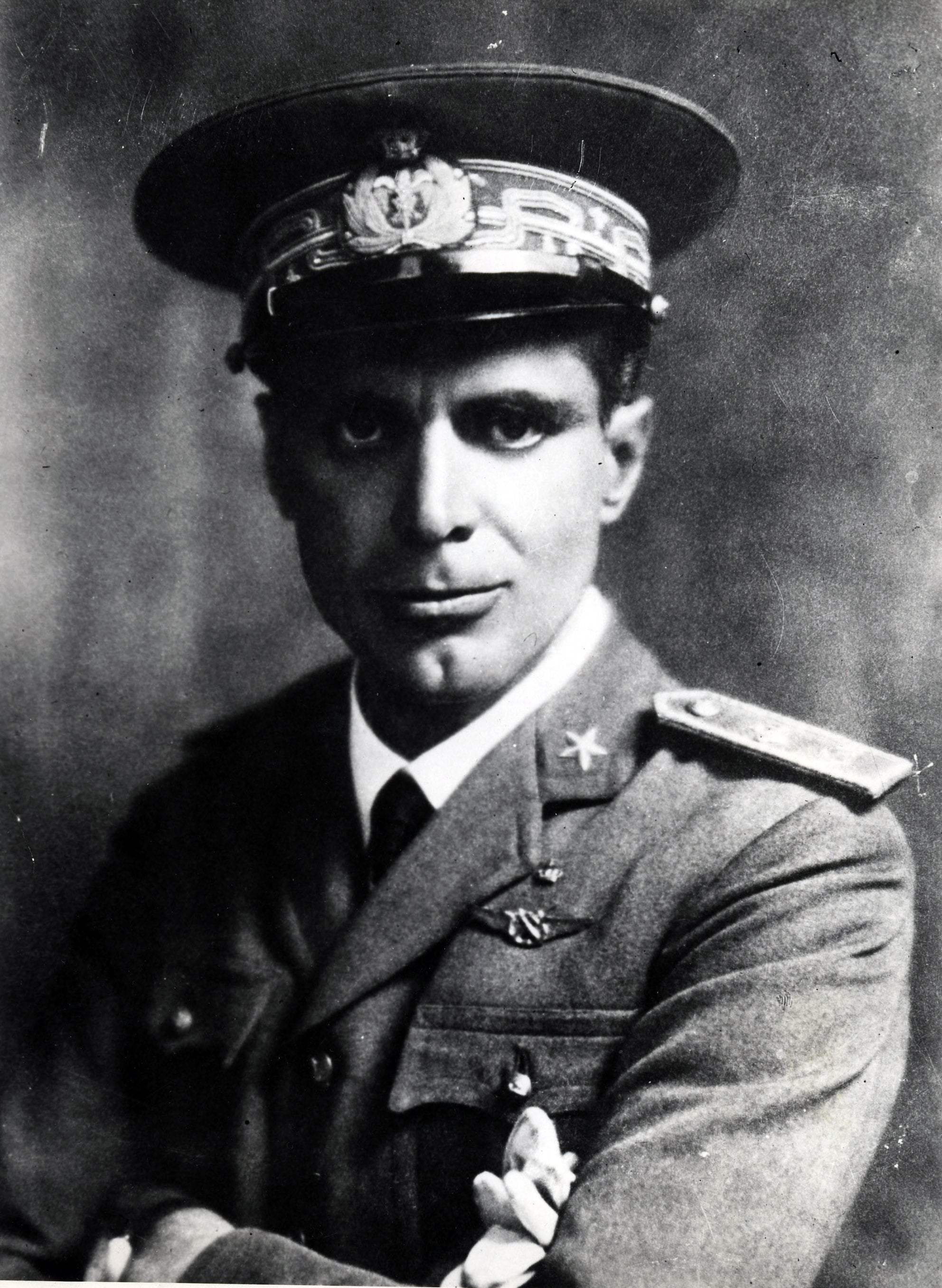 Primo piano del generale Umberto Nobile, che riceve nel 1926 la carica da Mussolini a ritorno dalla fortunata spedizione “The Amundsen-Ellsworth-Nobile Transpolar Flight”