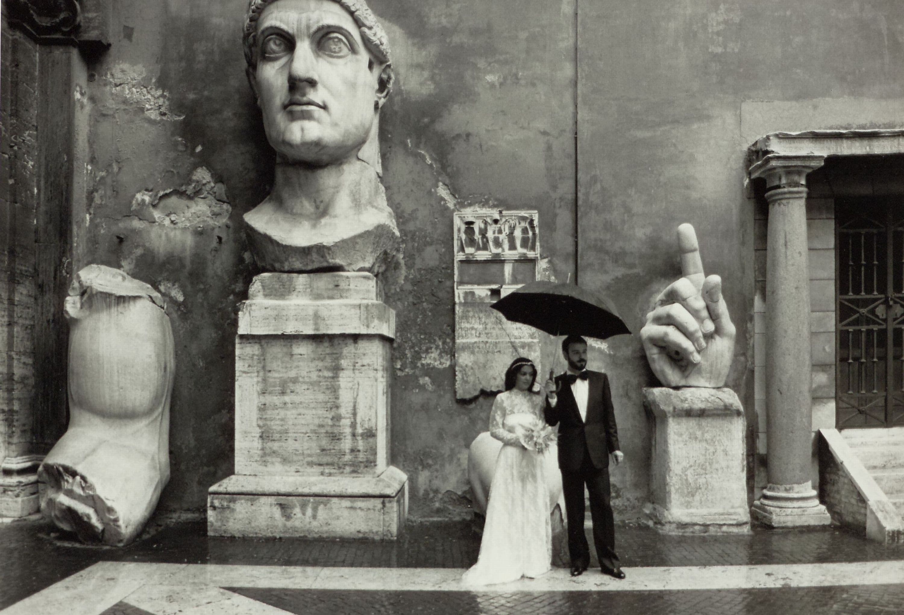 Sposi nel cortile di palazzo dei Conservatori, 1986. Gianni Berengo Gardin (1930). Stampa ai sali d’argento su carta baritata