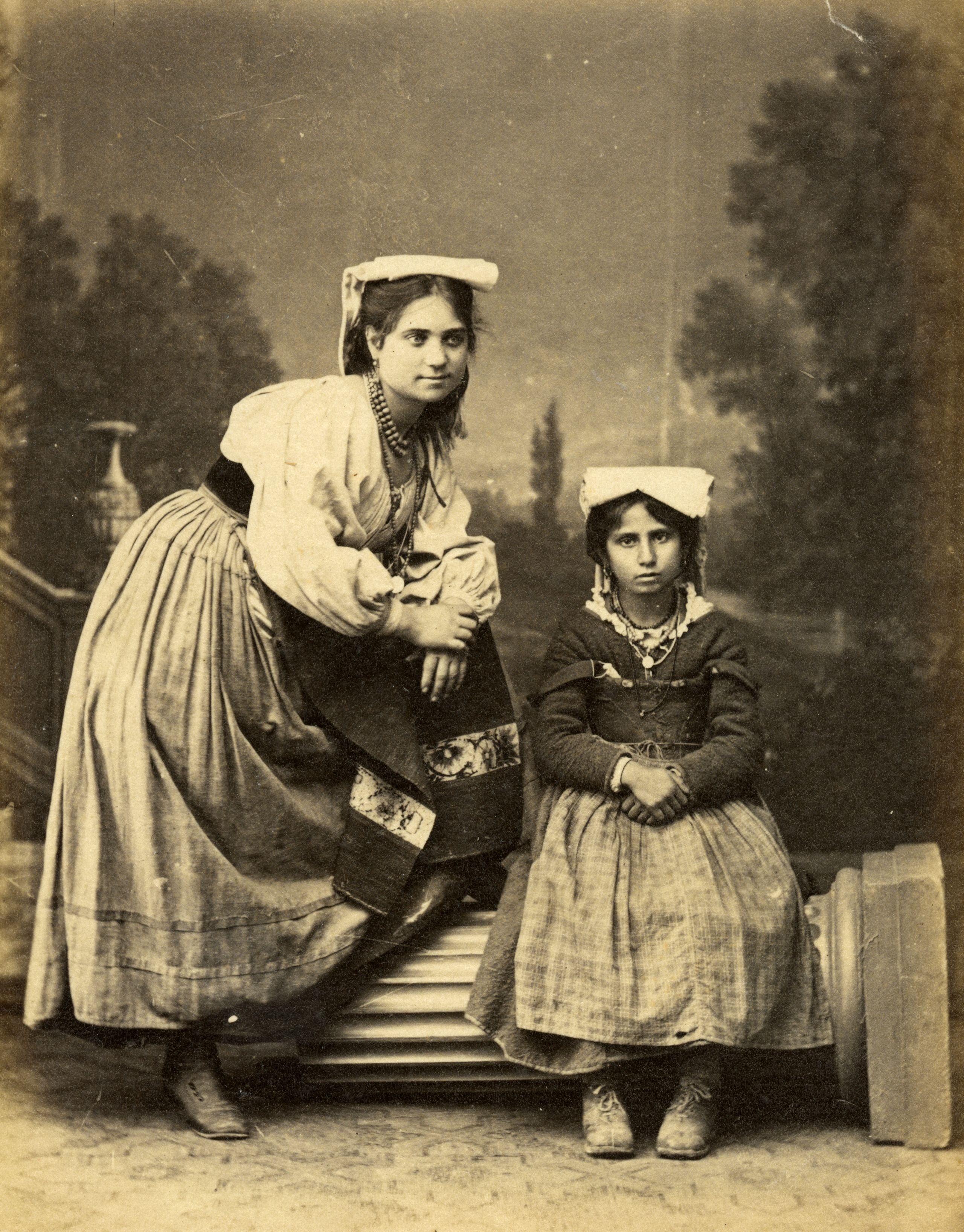 Donna e bambina in costume regionale, 1865-1870. Fotografo non identificato. Stampa all’albumina