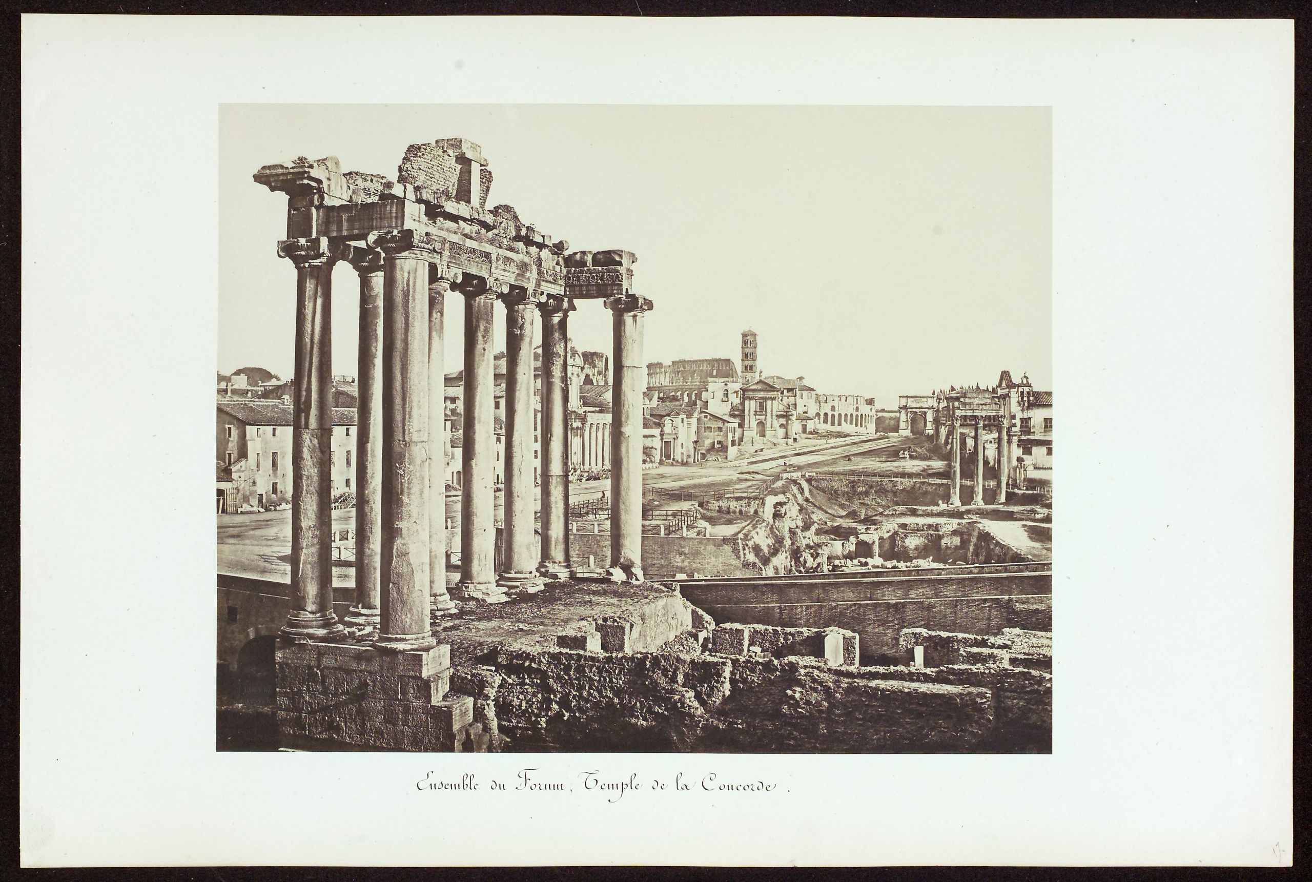 Veduta del Foro Romano e resti del Tempio di Saturno, 1850-1857. Eugène Constant (attivo 1850-1880). Carta salata