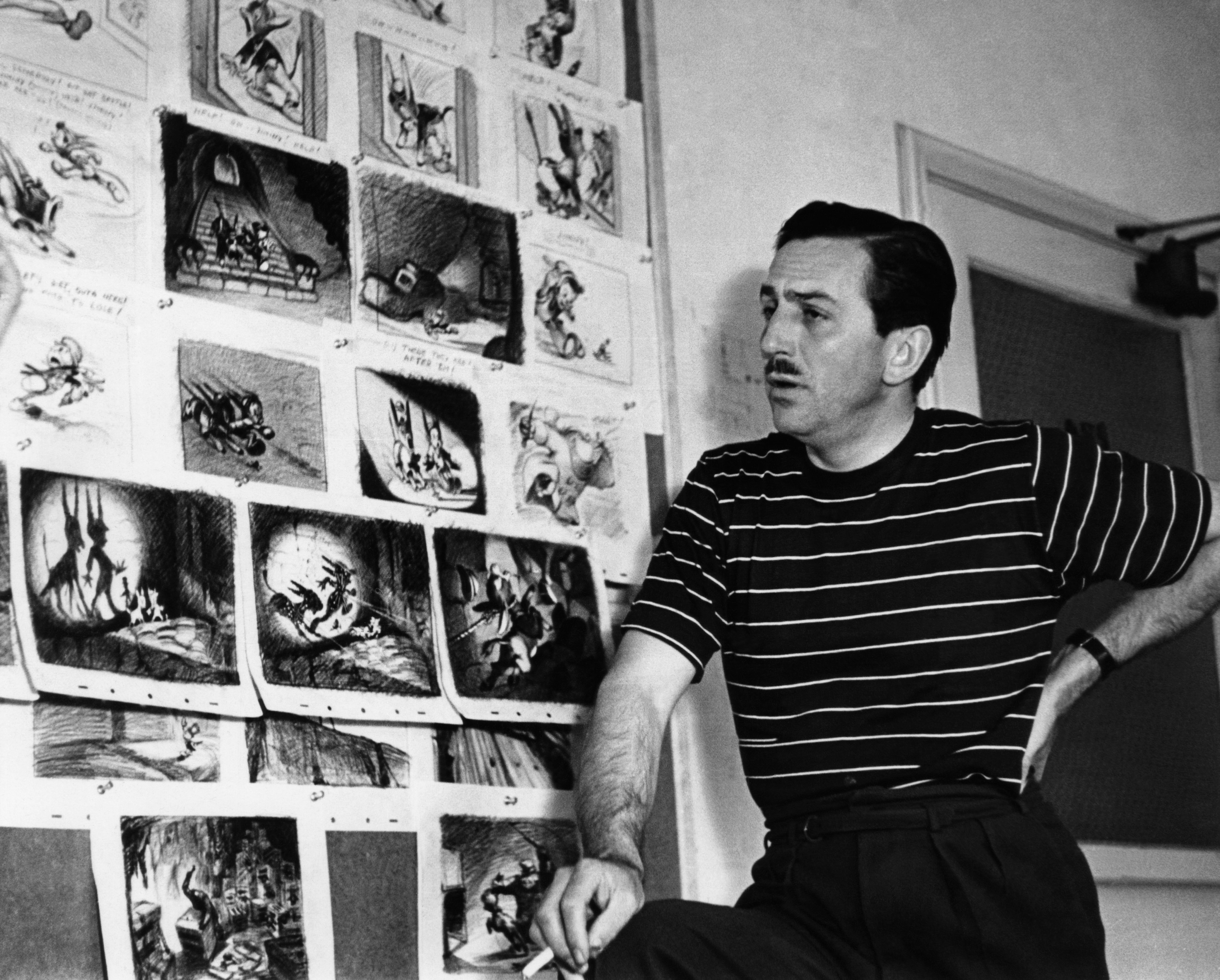 Disney durante un momento di lavoro con i storyboard del film Pinocchio