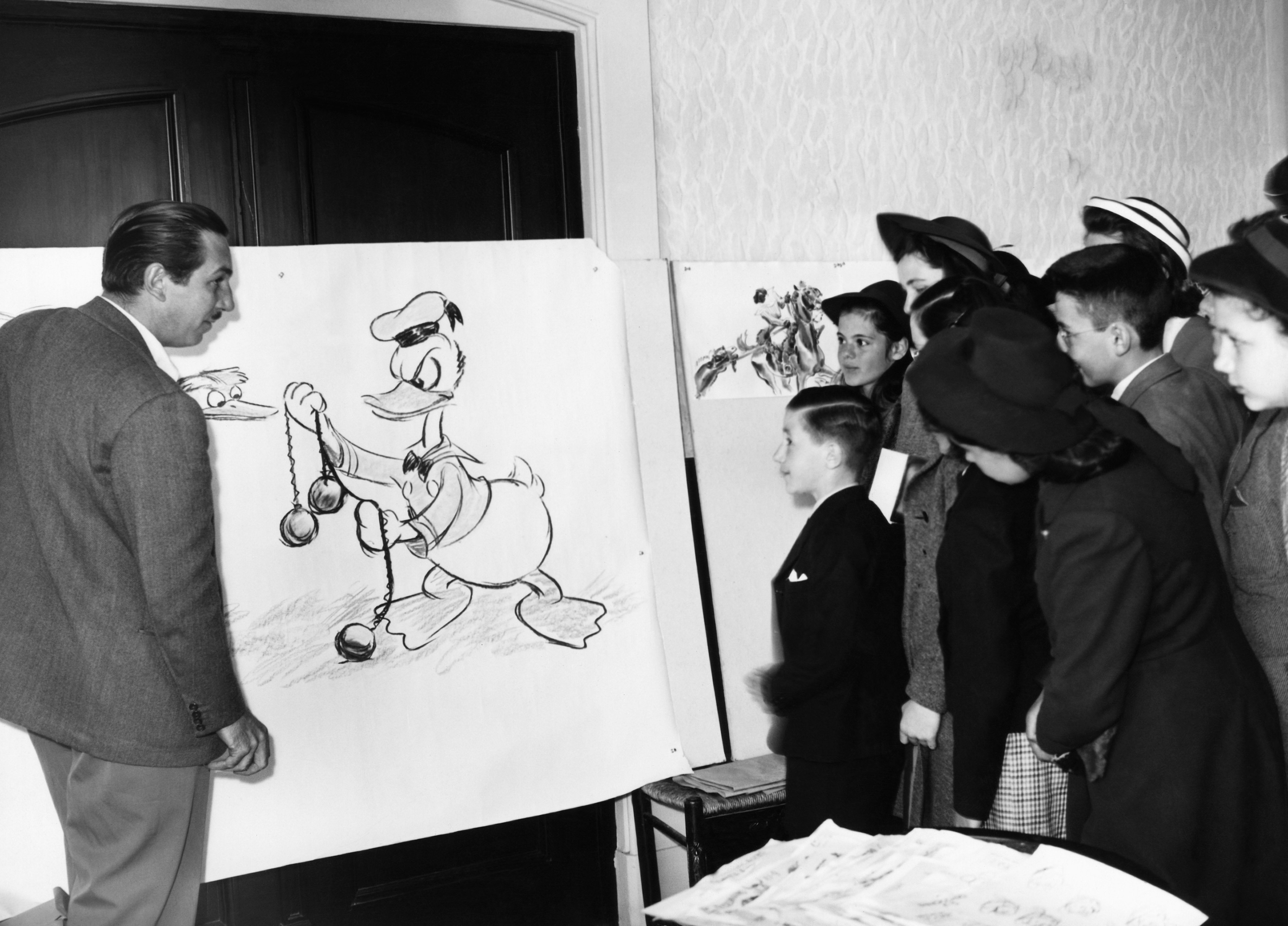 Mentre spiega la lavorazione del disegno di Donald Duck (Paperino) ad un gruppo di bambini