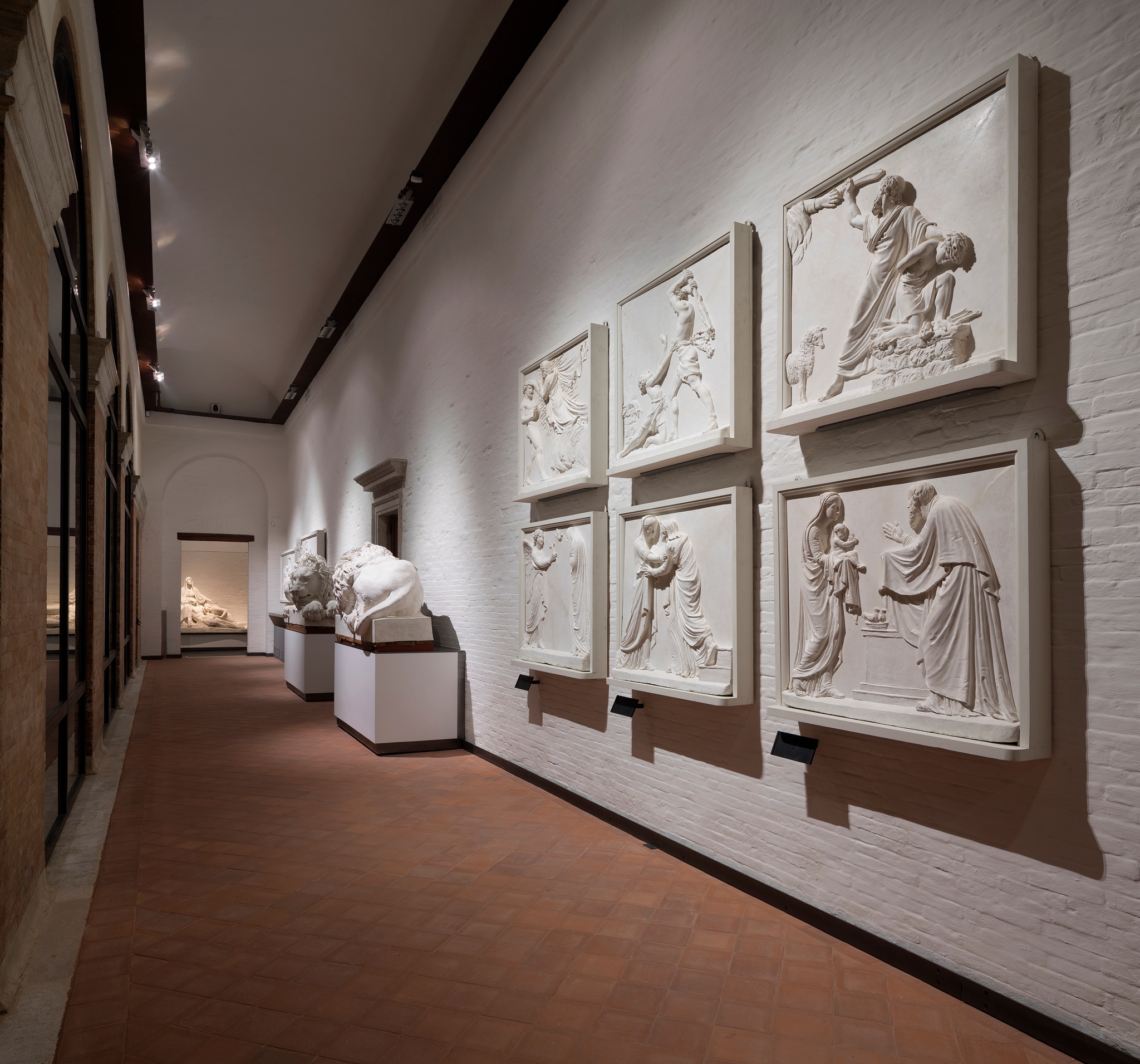 Gallerie dell’Accademia di Venezia, piano terra, Corridoio palladiano, Sala 7 . Dal 2005 al 2016, sono stati ristrutturati gli spazi espositivi del pian terreno delle gallerie, per abbattere le barriere architettoniche, ampliare e dotare il museo di tutti gli impianti e i servizi oggi indispensabili. La loggia del corridoio palladiano accoglie una lunga sequenza di rilievi, dai calchi in gesso di Antonio Canova a quelli di Bartolomeo Ferrari del quale è qui esposta anche il monumentale gruppo della Pietà.