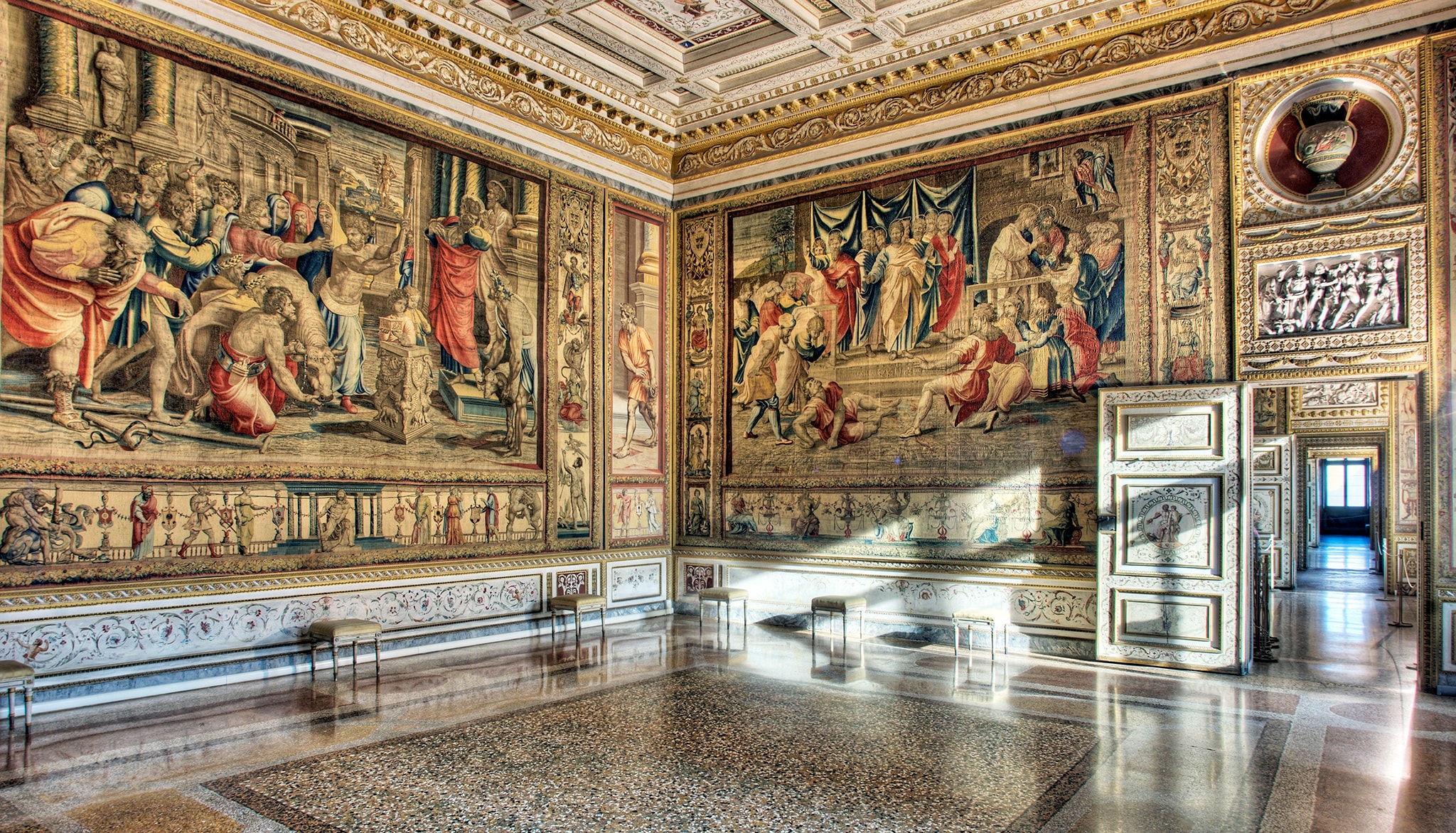 Sala degli Arazzi. Il ciclo di nove arazzi conservati nel Palazzo di Mantova, sono tratti dai cartoni che Raffaello creò per Papa Leone X (1514-1516), realizzati dalla manifattura di Bruxelles. Gli "Atti degli Apostoli" sono una delle prime riedizioni acquistati nelle fiandre dal Cardinale Ercole Gonzaga nel 1557.