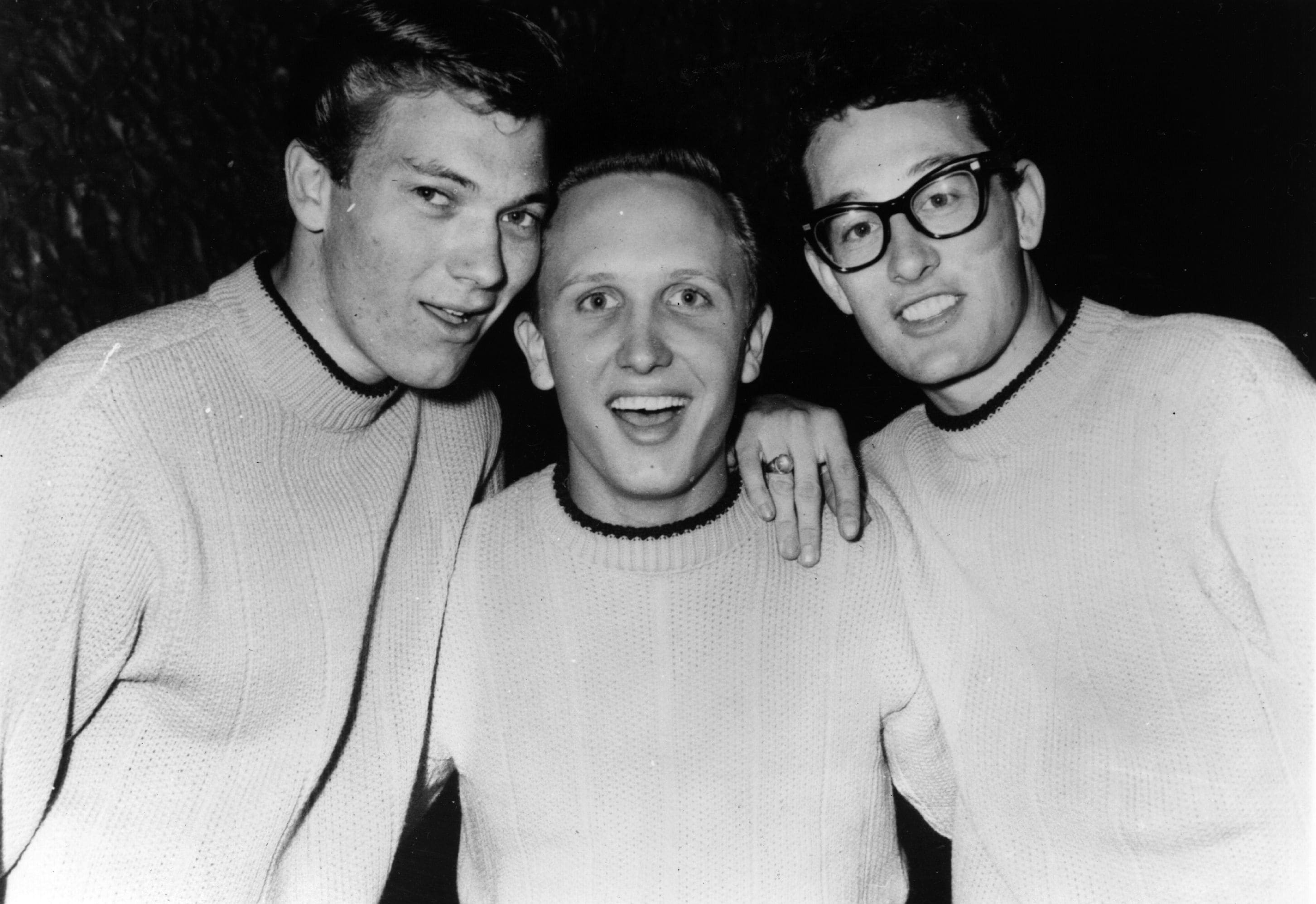 Buddy Holly (qui insieme a Jerry Allison e Joe Mauldin nel suo primo gruppo, The Crickets) fu il primo a mescolare con enorme successo pop e rockabilly e definire la formazione standard di una rock'n'roll band (due chitarre, basso, batteria). 