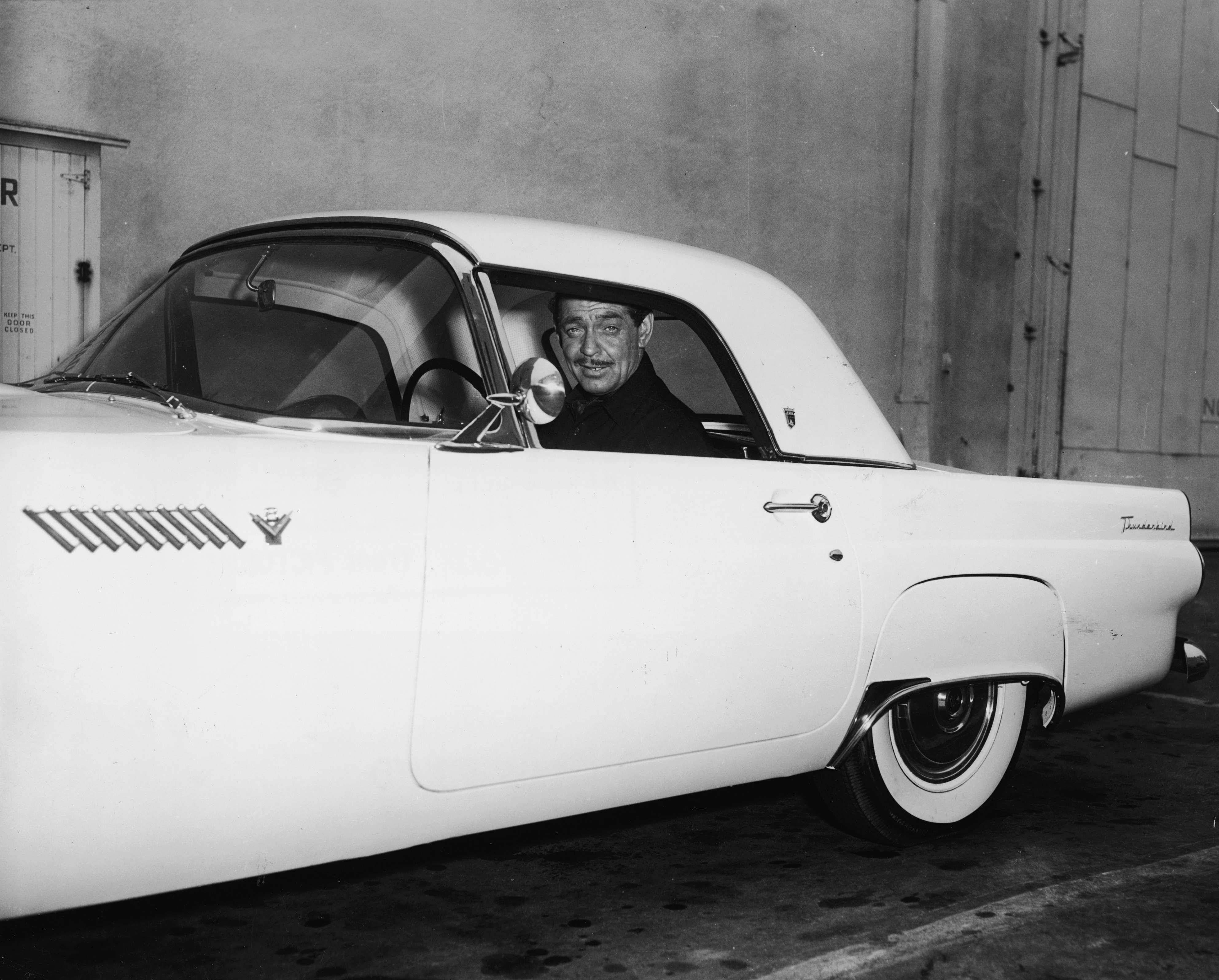 Sulla sua Ford Thunderbird nel 1950