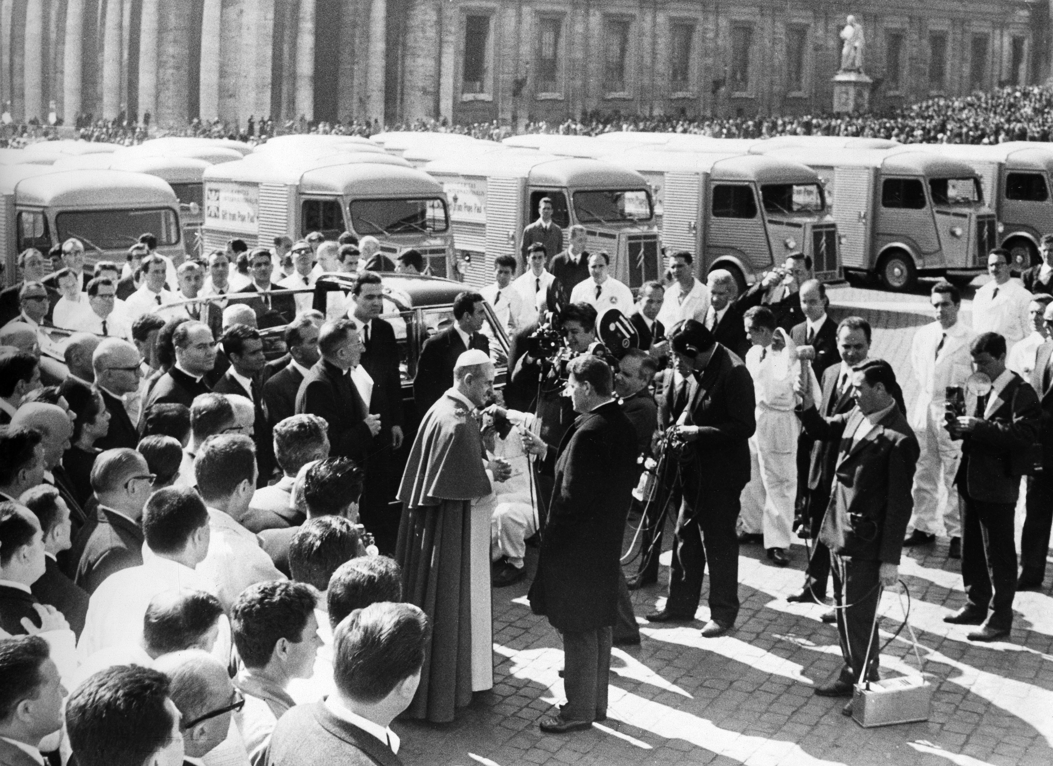 Nel 1966, mentre intervista papa Paolo VI in piazza San Pietro