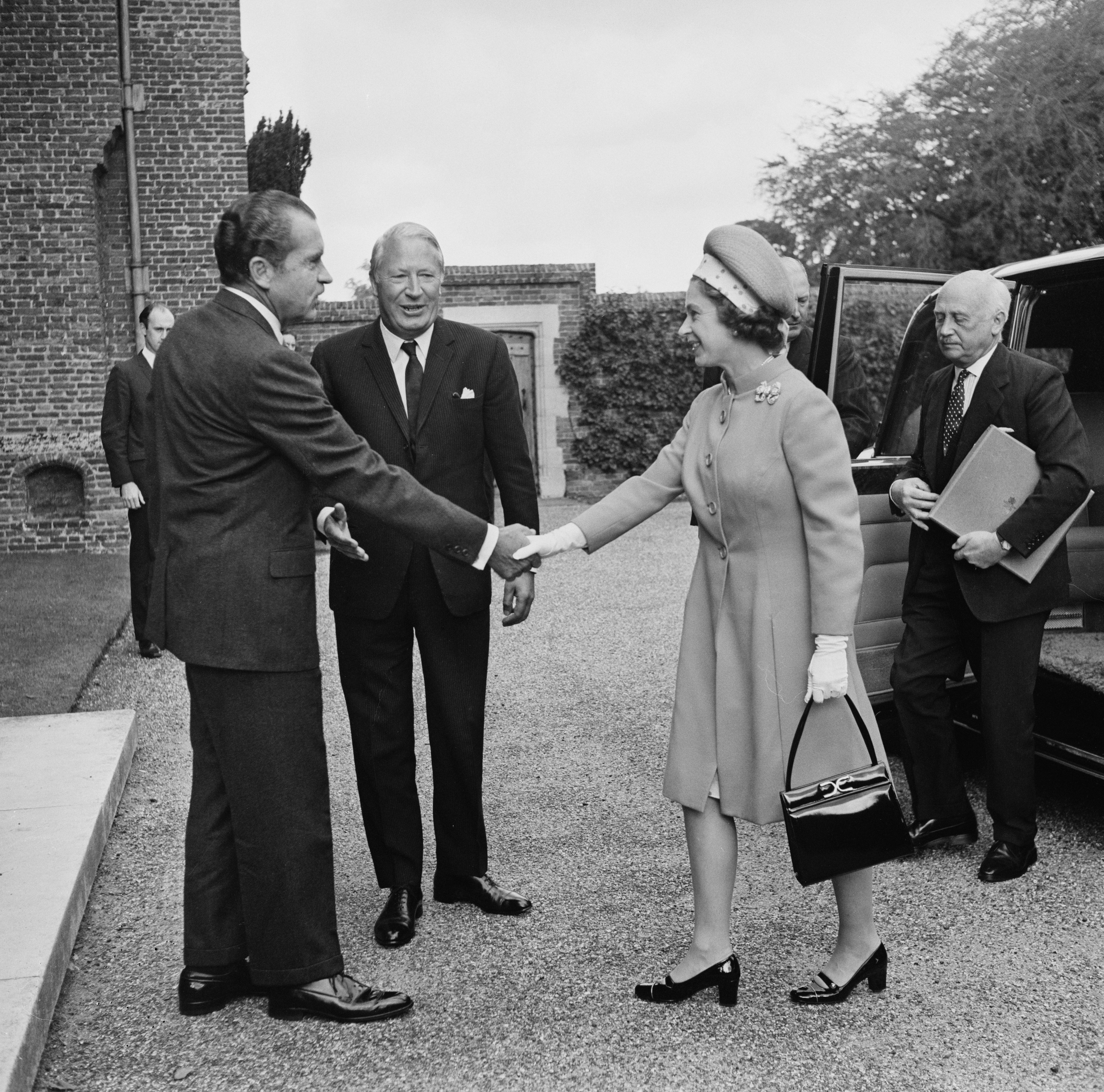 Il presidente degli Stati Uniti Richard Nixon e il primo ministro britannico Edward Heath (al centro) incontrano la regina Elisabetta II il 3 ottobre 1970