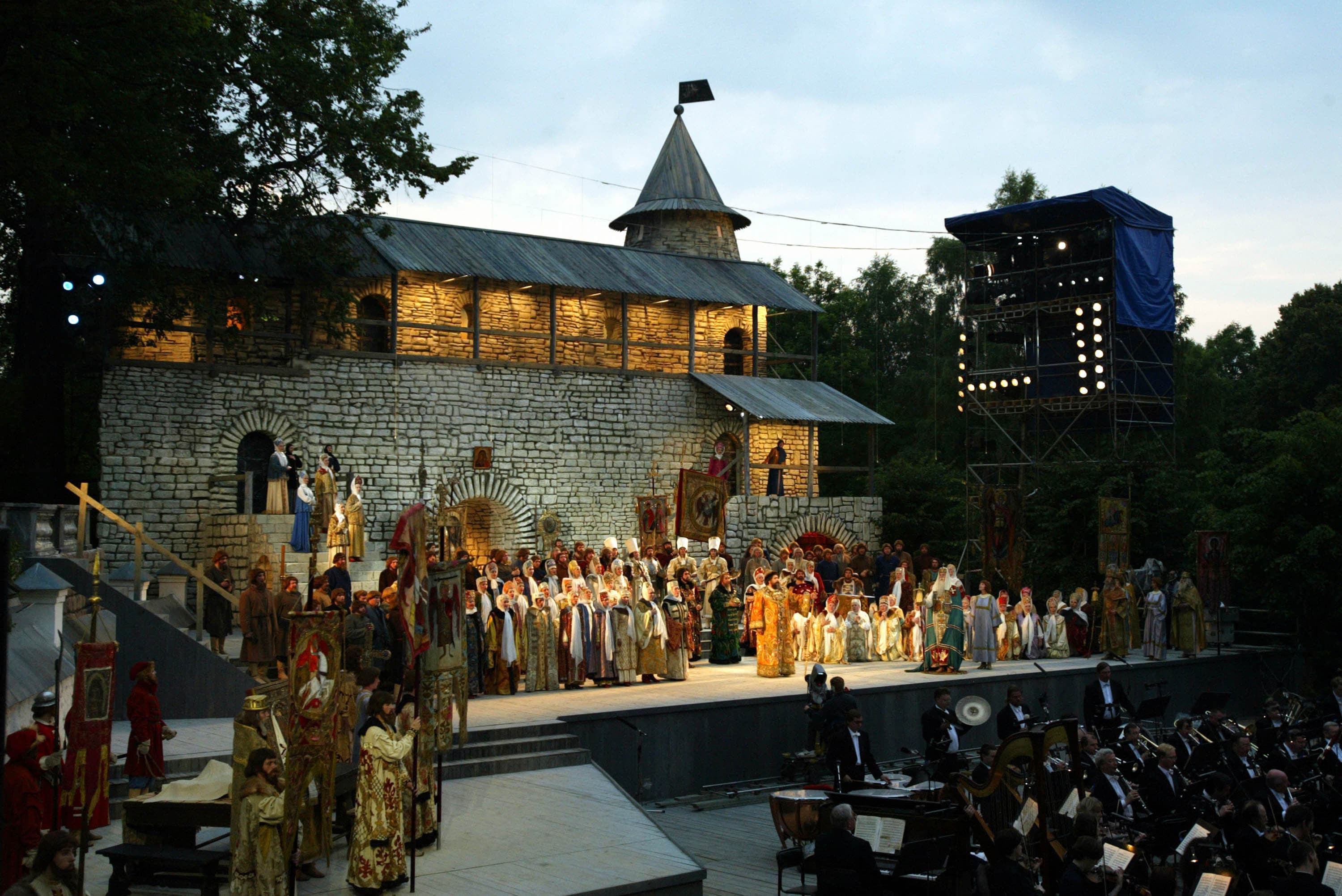 Il cast di "Boris Godunov" messo in scena dal Bolshoi Theatre presso il monastero Svyatogorsky a Pushkinskiye Gory, Russia, 3 luglio 2002.