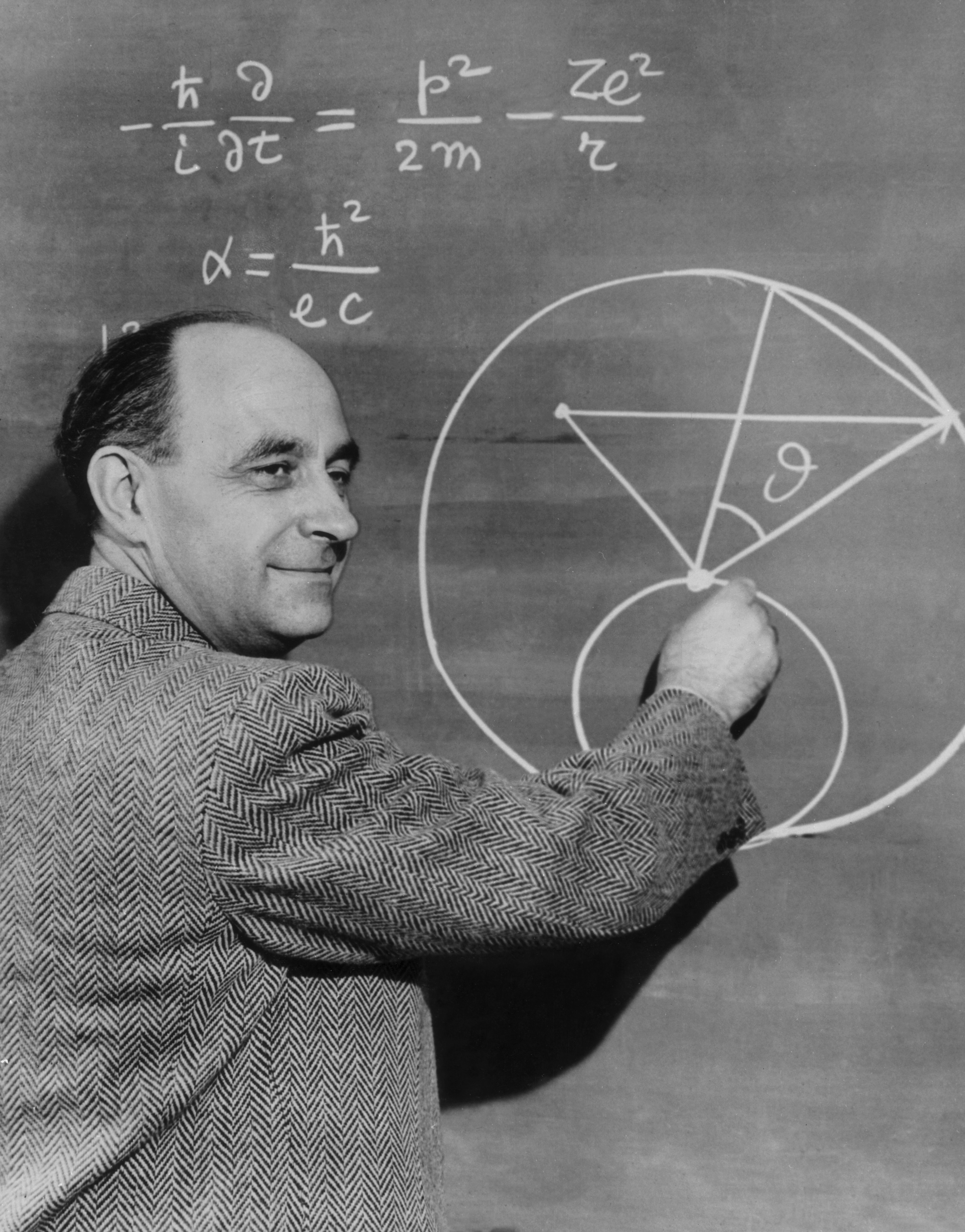 Un altro primo piano di Enrico Fermi che delinea un altro aspetto fondamentale della sua vita: quello di grande didatta e divulgatore