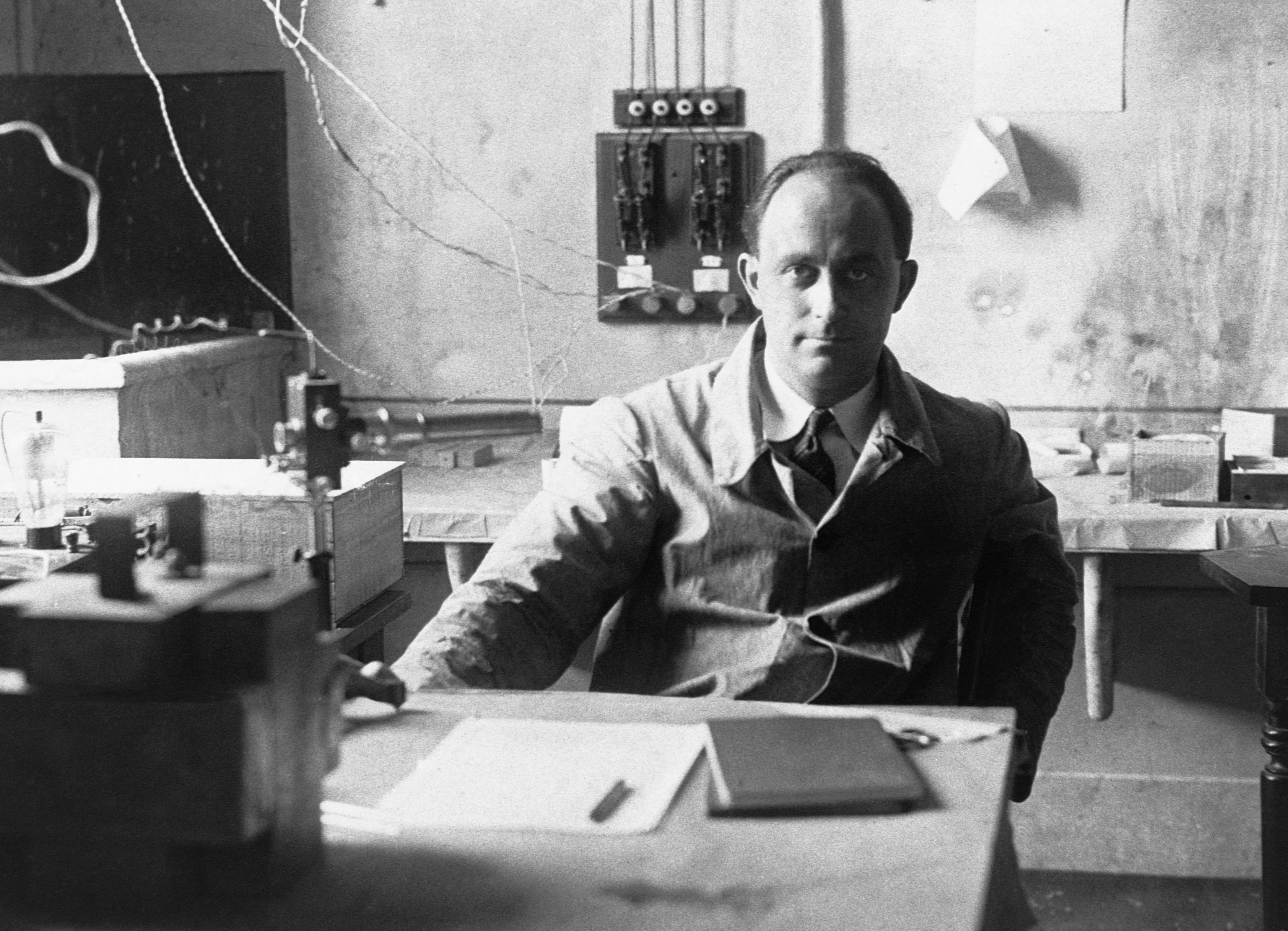 Enrico Fermi nel suo laboratorio