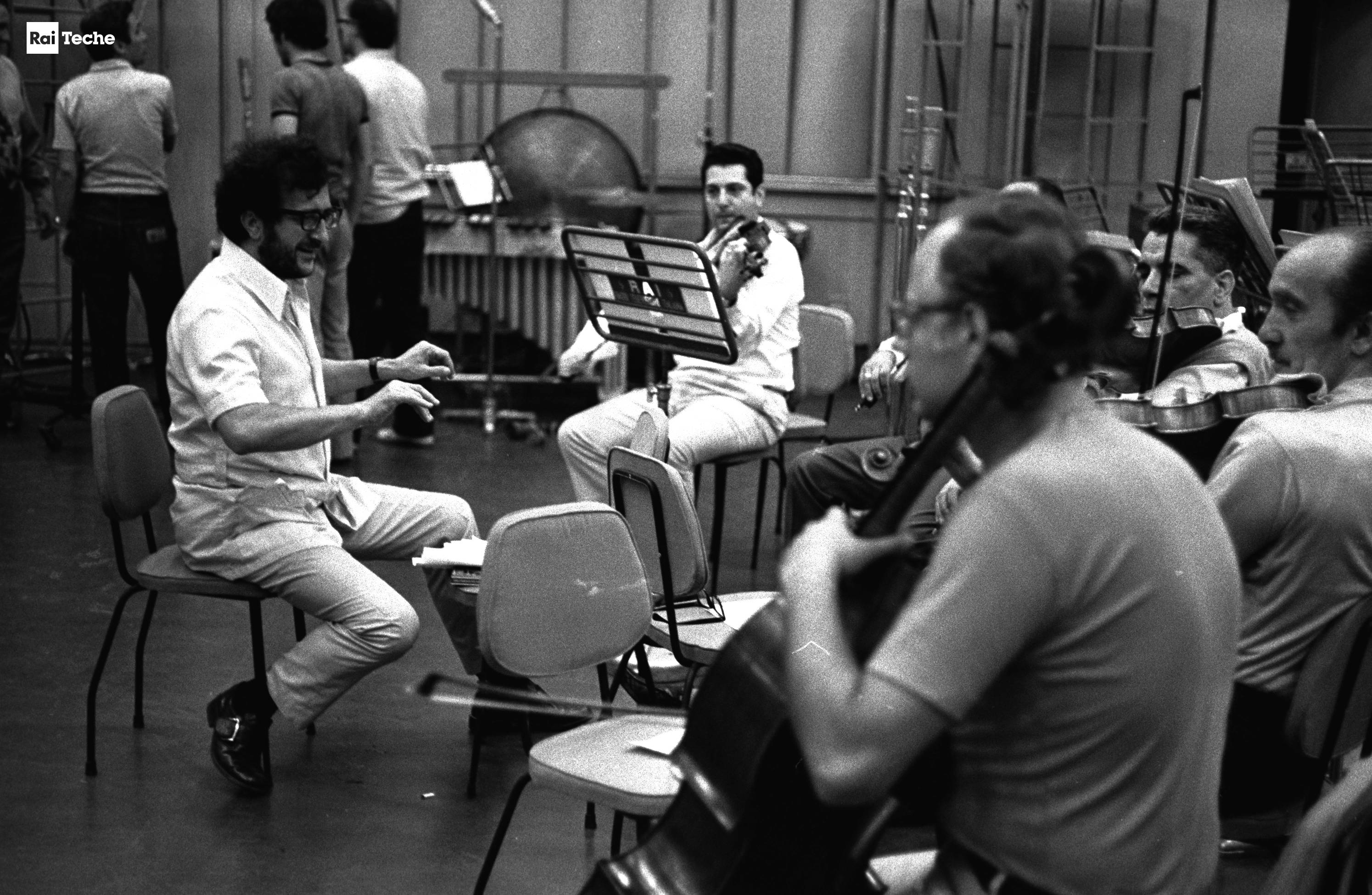 Luciano Berio con l'orchestra durante le prove per il programma "C'è musica e musica", 25/06/1971