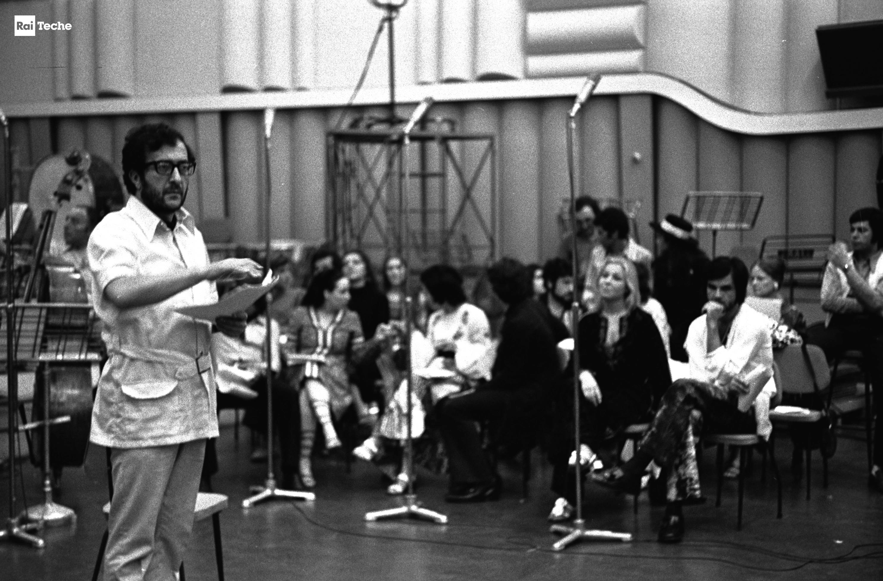 Luciano Berio con il pubblico della trasmissione "C'è musica e musica", 25/06/1971