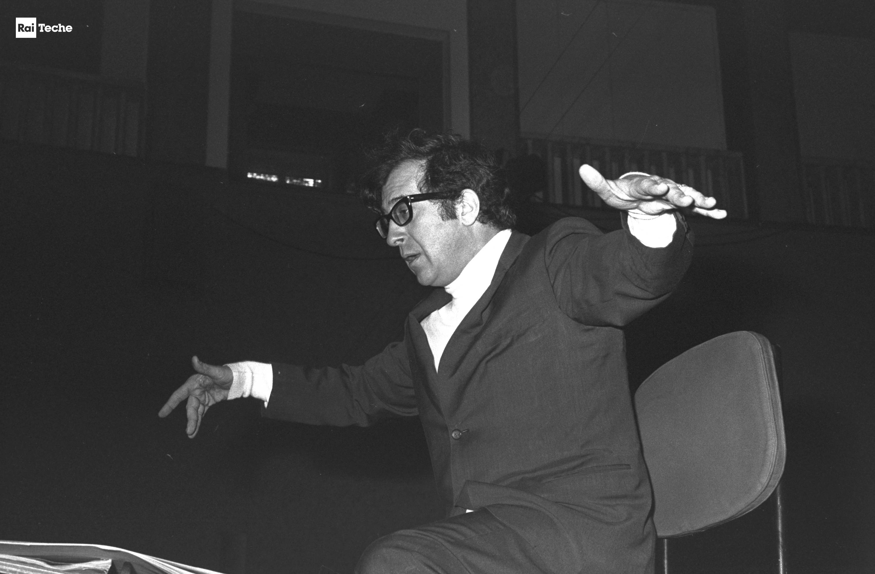 Luciano Berio mentre dirige al Foro Italico di Roma, 22/01/1970