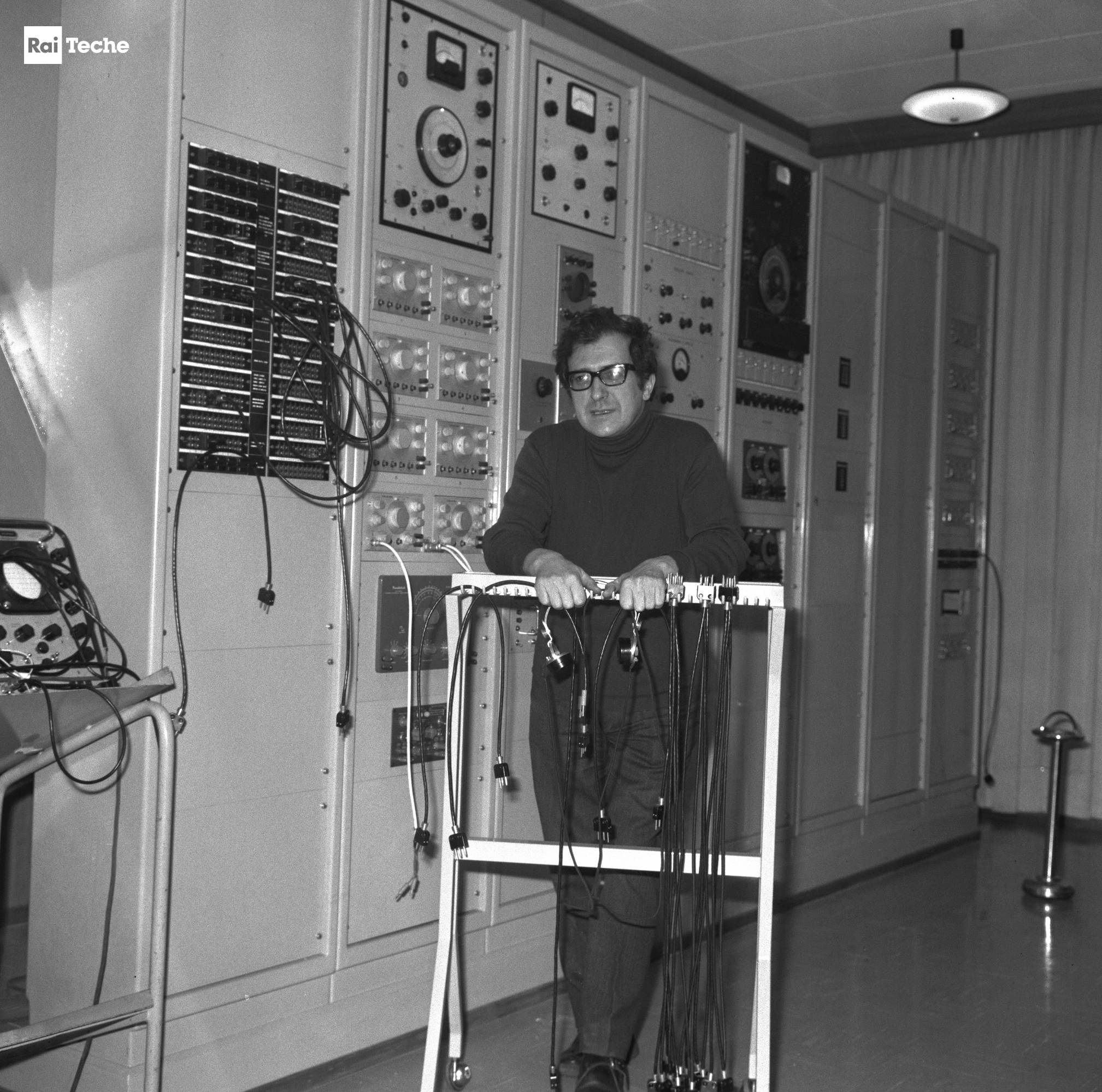 Luciano Berio nello studio di fonologia musicale della Rai di Milano