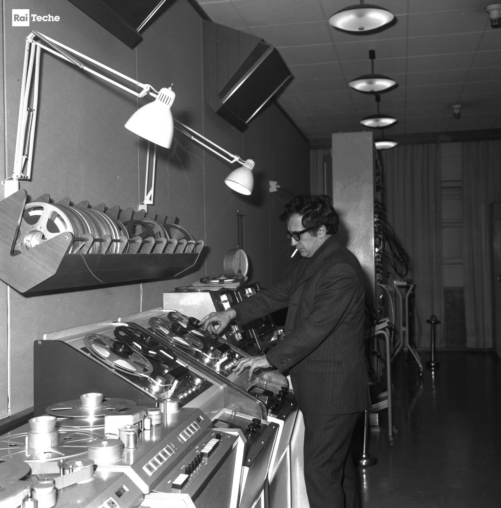 Luciano Berio nello studio di fonologia musicale della Rai di Milano