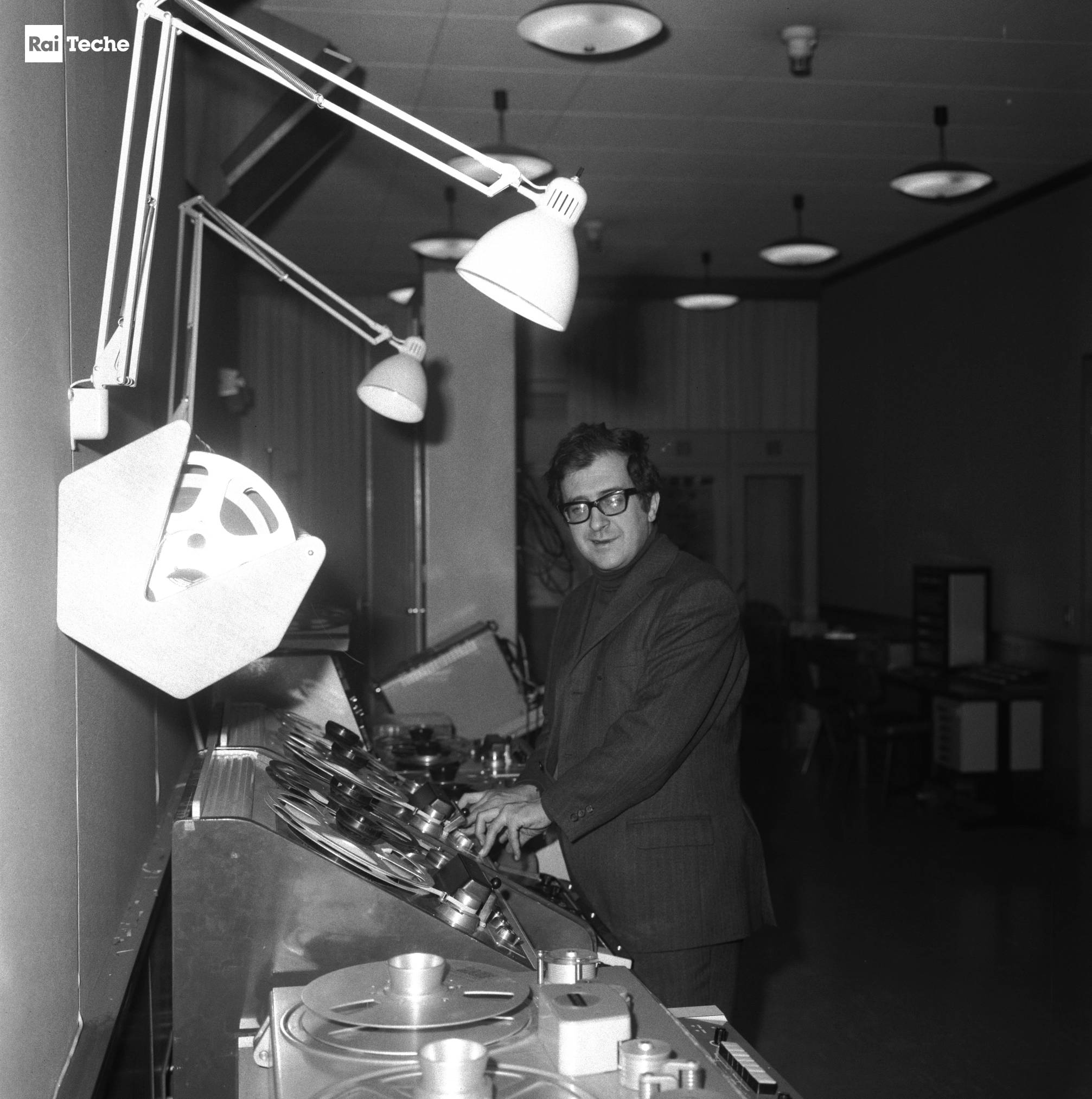 Luciano Berio nello studio di fonologia musicale della Rai di Milano