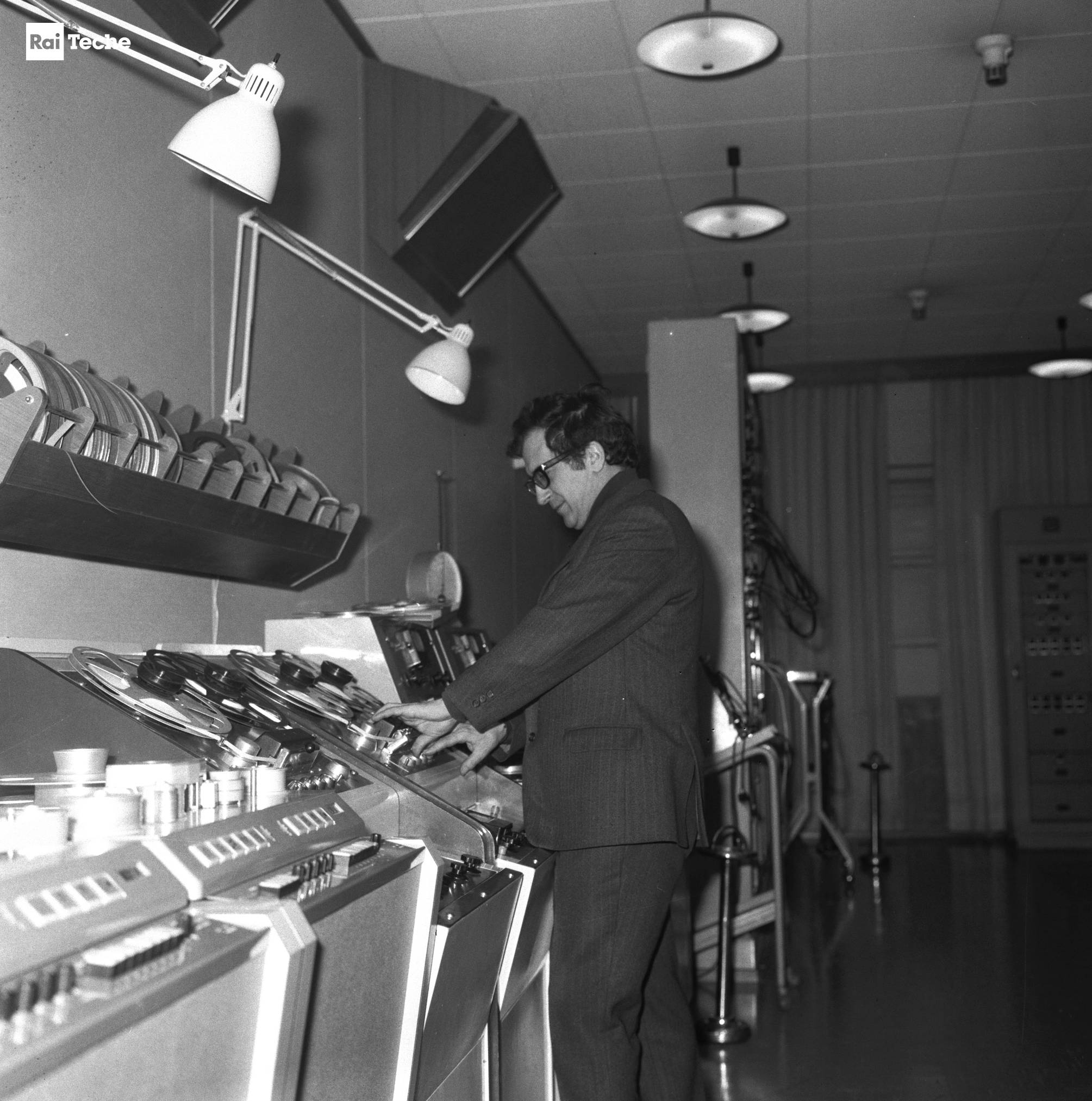 Luciano Berio nello studio di fonologia musicale della Rai di Milano