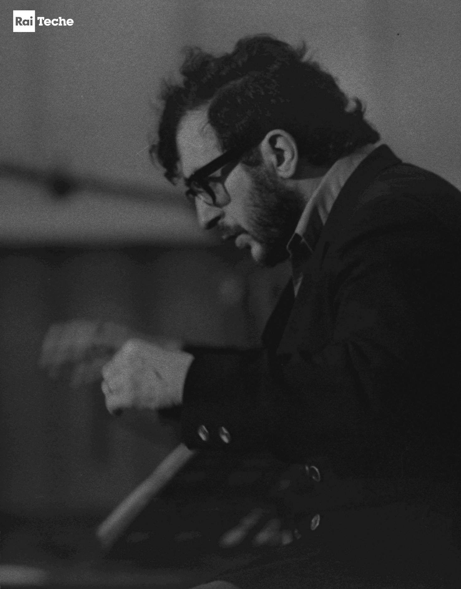 Luciano Berio durante la trasmissione "C'è musica e musica" a Roma, 16/02/1972